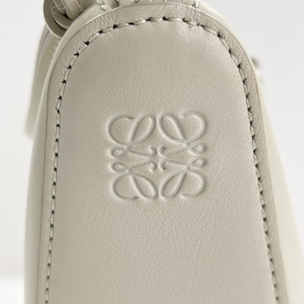 Loewe White Leather Handbag Shoulder Bag (Pre-Owned)