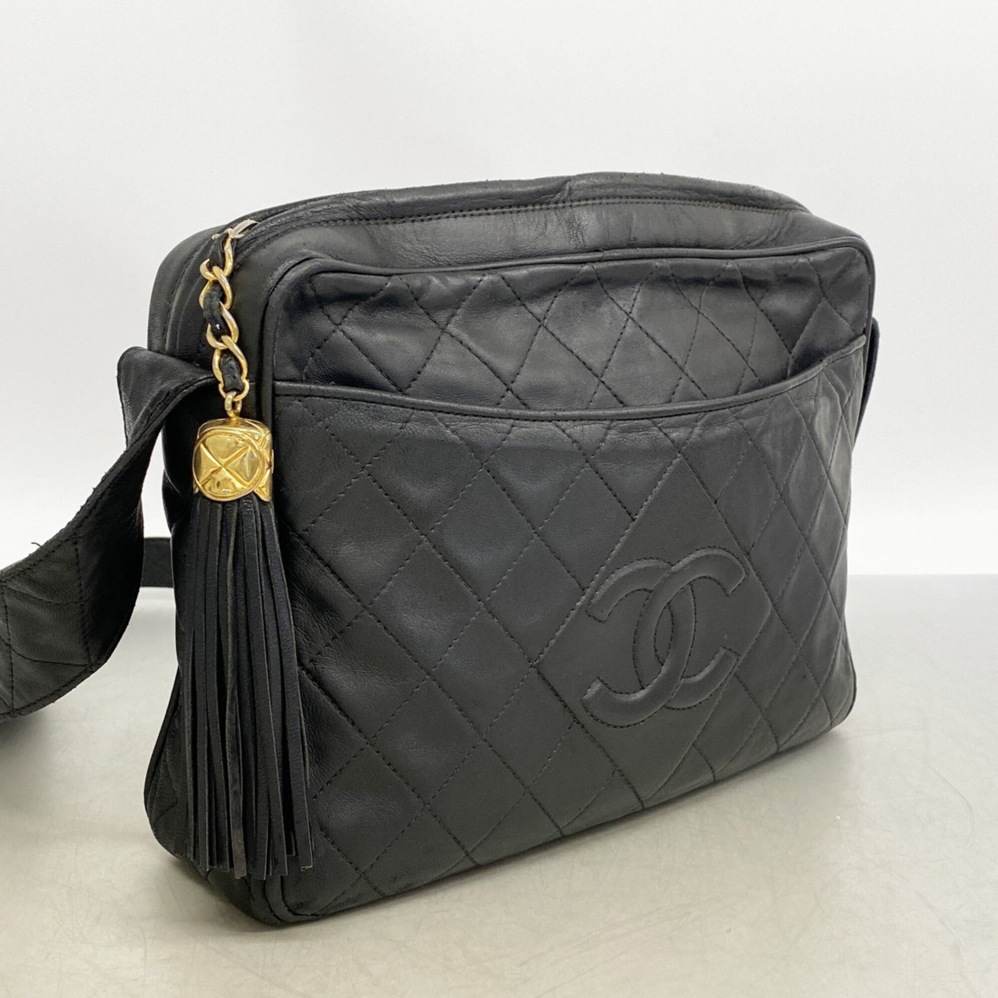Chanel Black Leather Shoulder Bag (Pre-Owned)