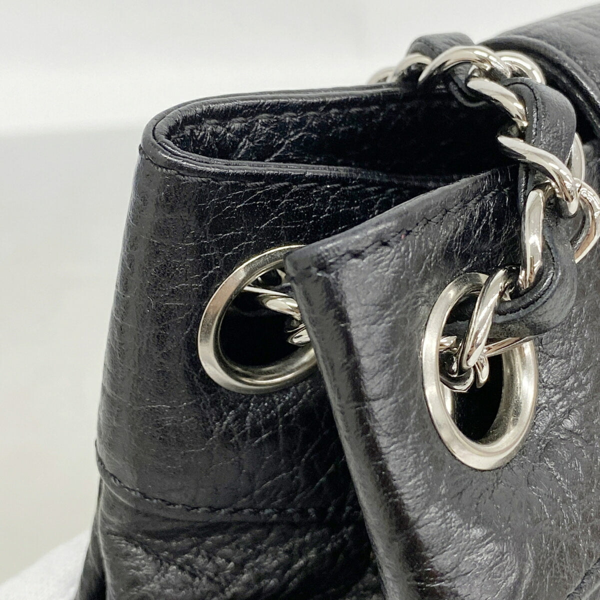 Chanel Black Leather Shoulder Bag (Pre-Owned)
