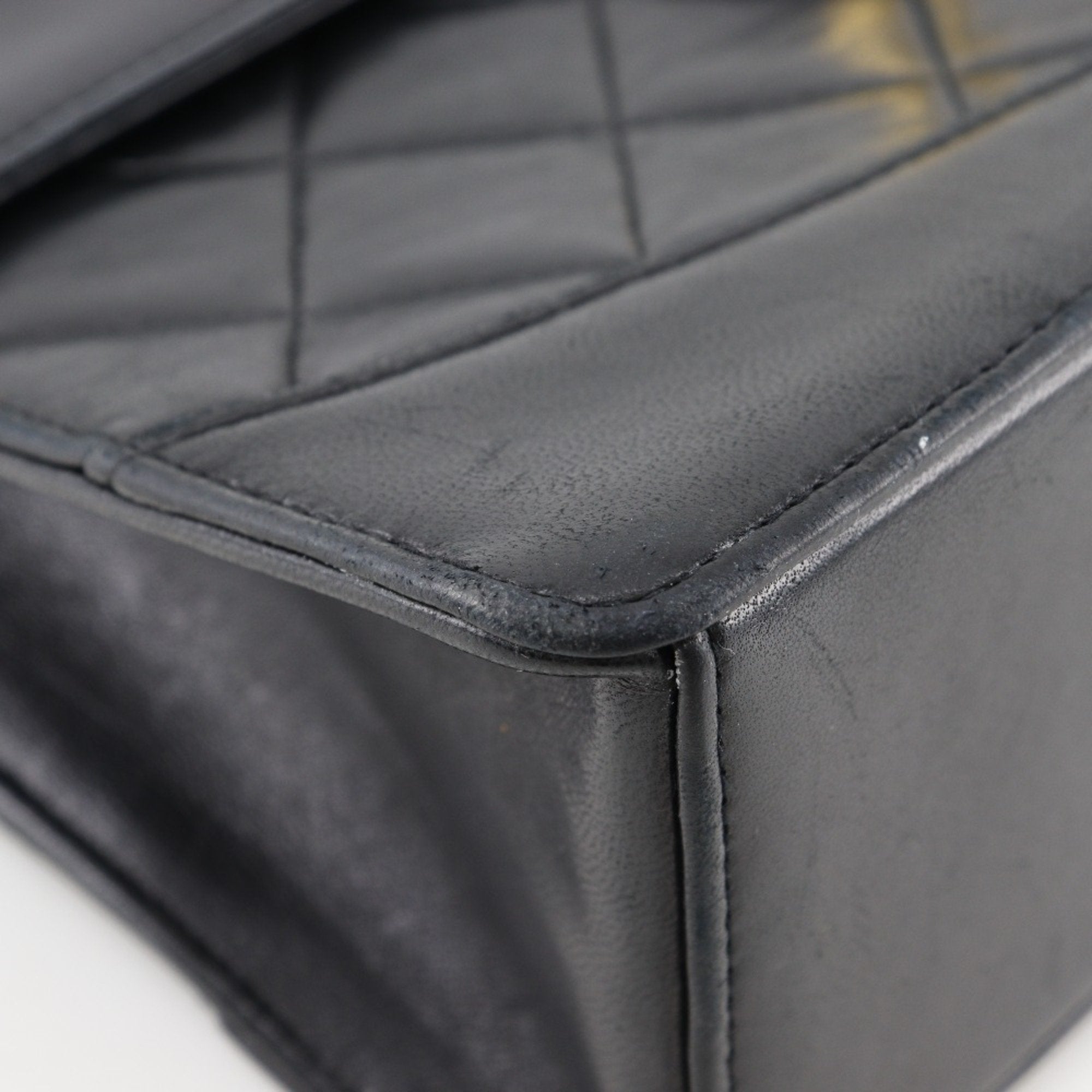 Chanel Black Leather Shoulder Bag (Pre-Owned)