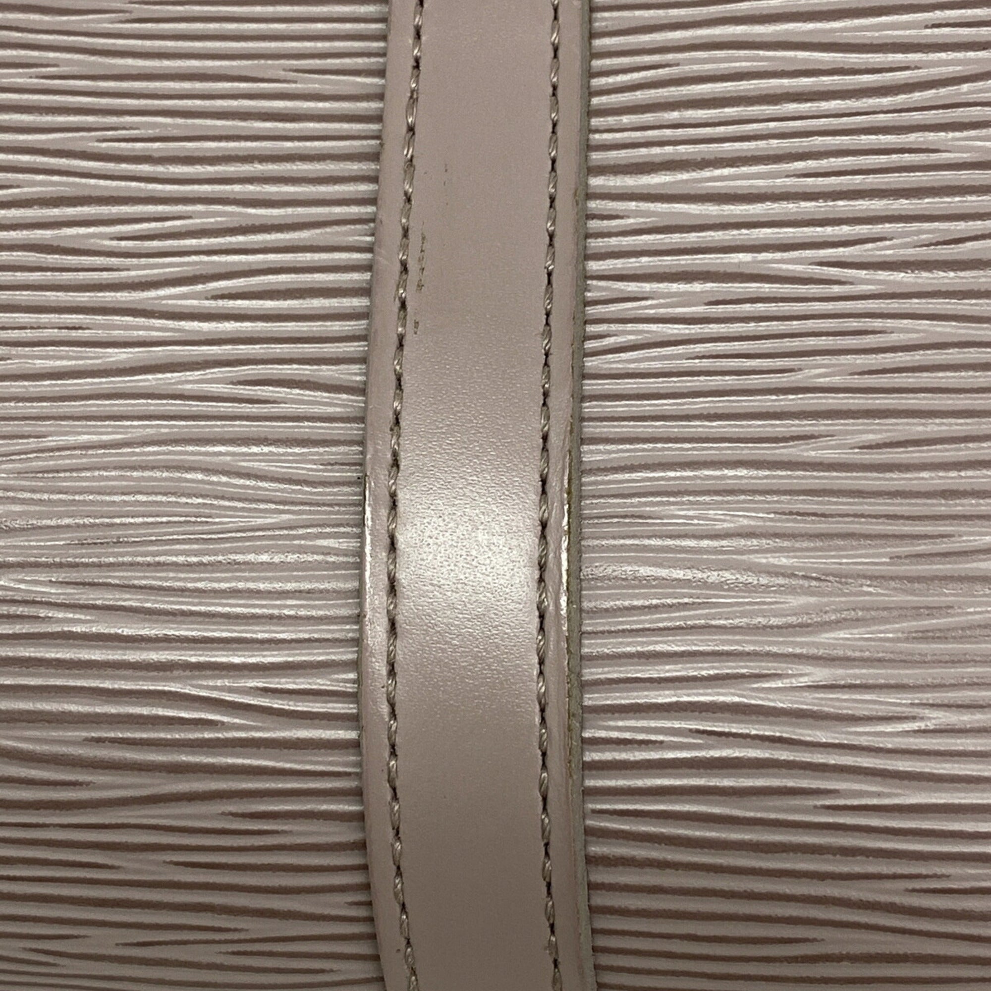 Louis Vuitton Lilac Handbag (Pre-Owned)