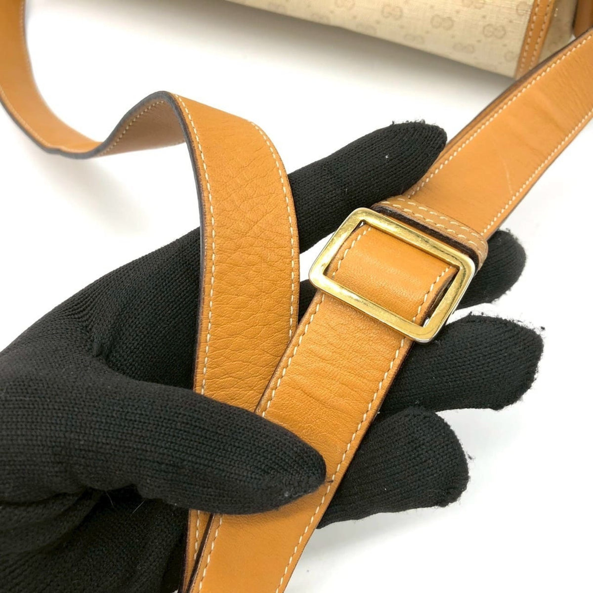 Gucci Off-White Micro Gg Leather Shoulder Bag (Pre-Owned)