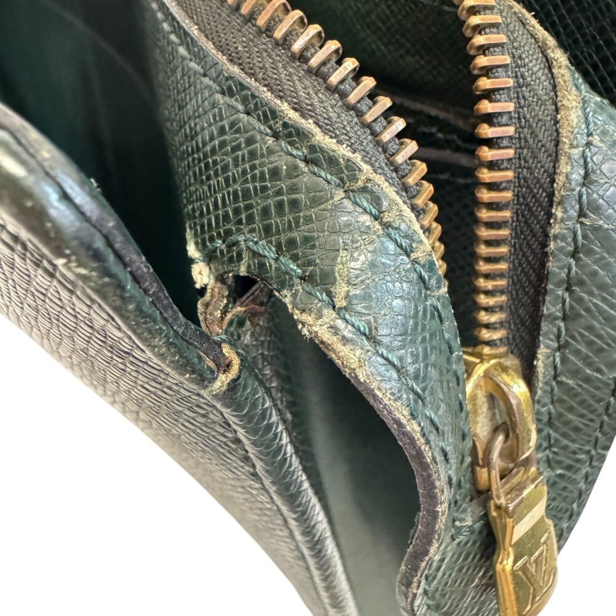 Louis Vuitton Taiga Green Taiga Leather Briefcase (Pre-Owned)