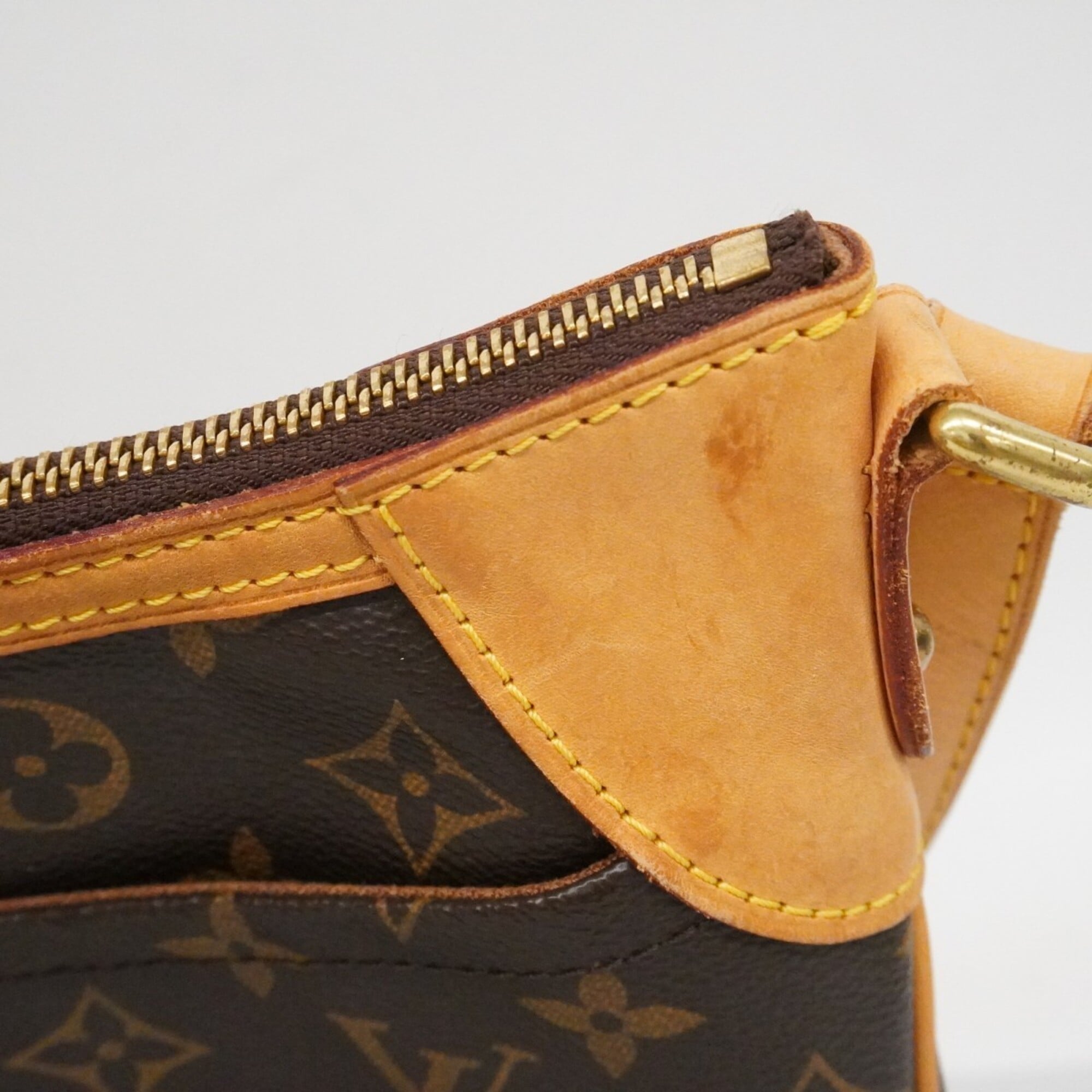Louis Vuitton Brown Shoulder Bag (Pre-Owned)