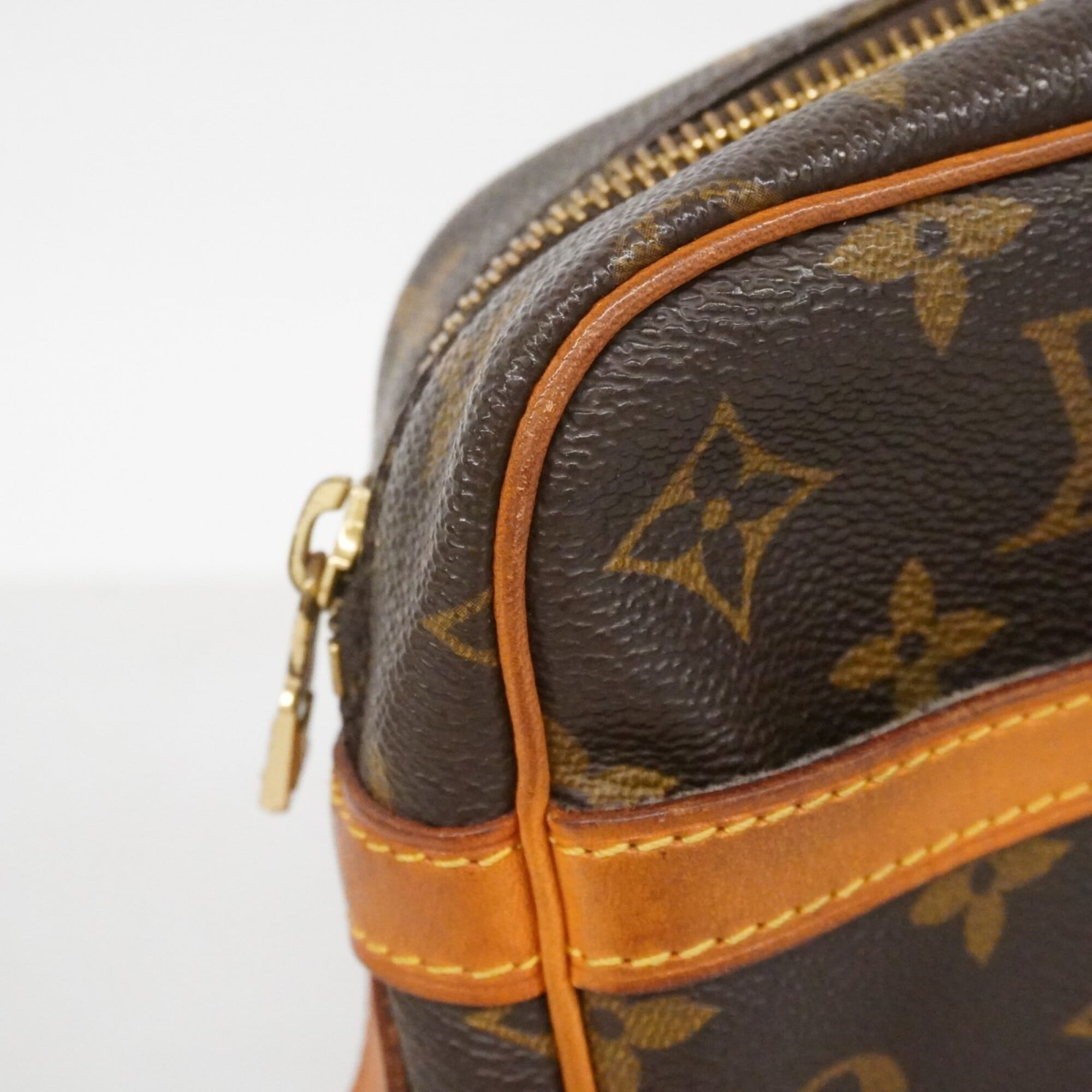 Louis Vuitton Brown Clutch Bag (Pre-Owned)