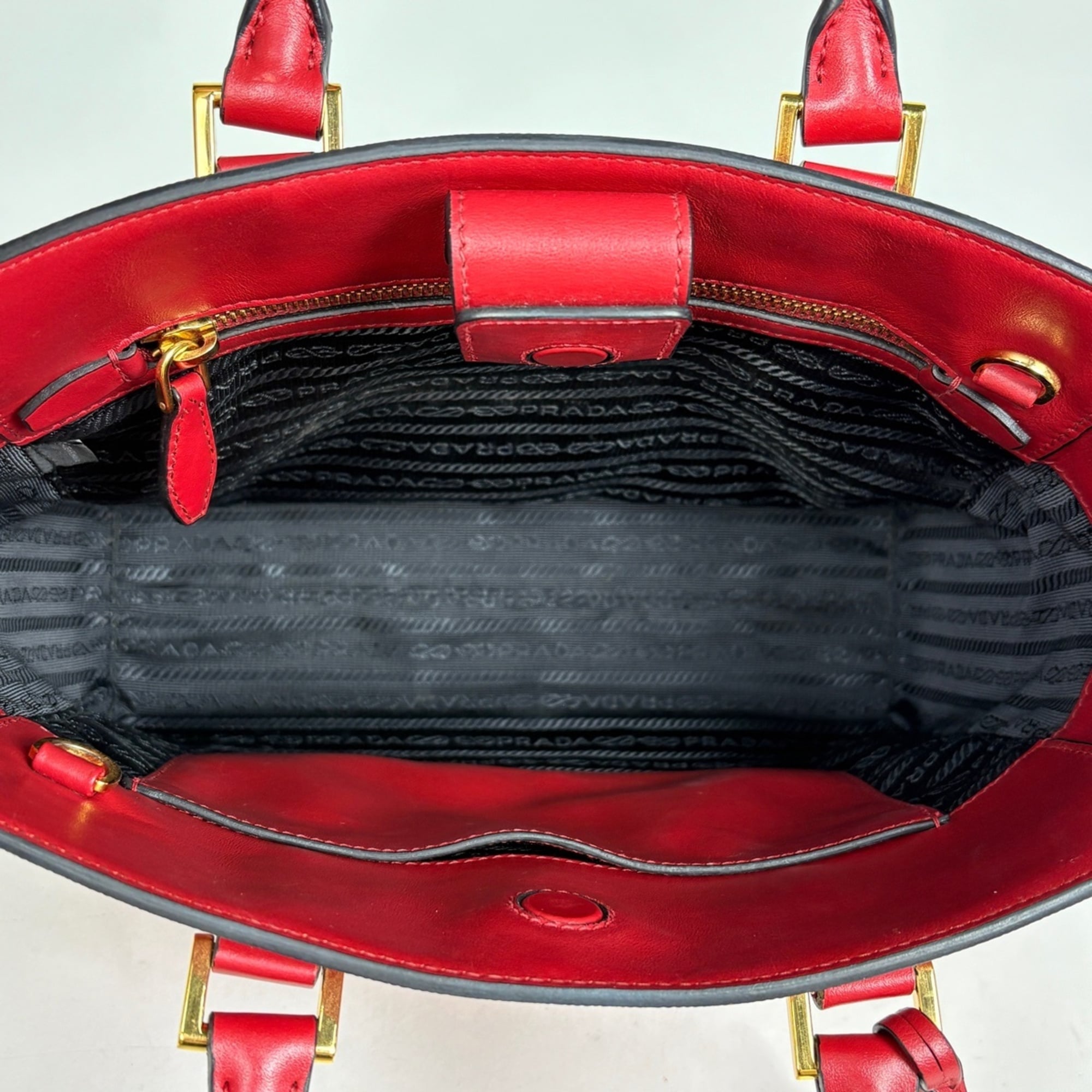 Prada Red Color Leather Handbag Shoulder Bag (Pre-Owned)