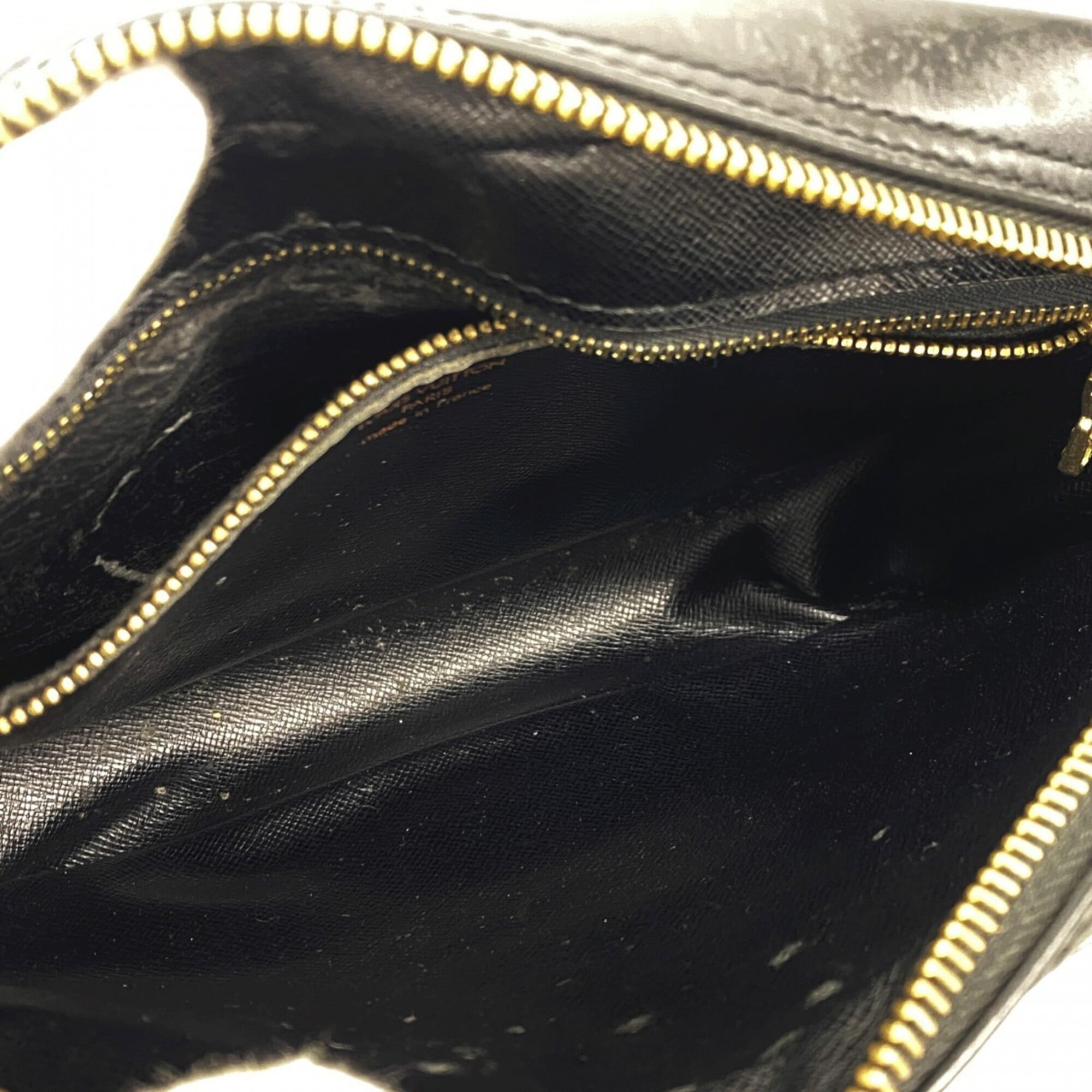 Louis Vuitton Noir Shoulder Bag (Pre-Owned)