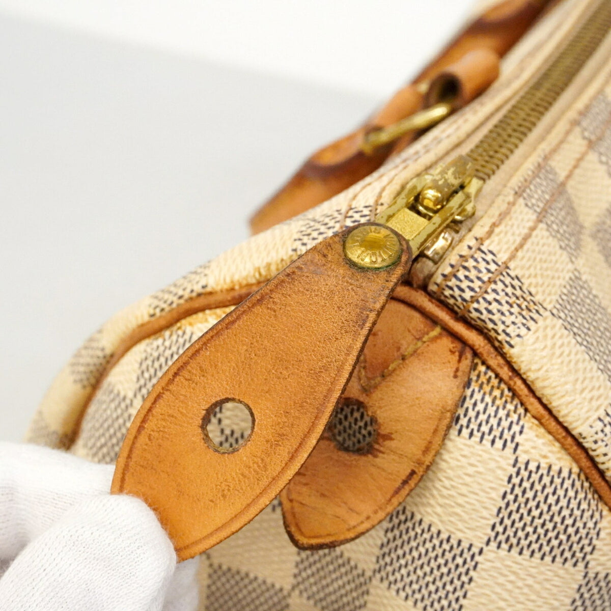 Louis Vuitton White Handbag (Pre-Owned)