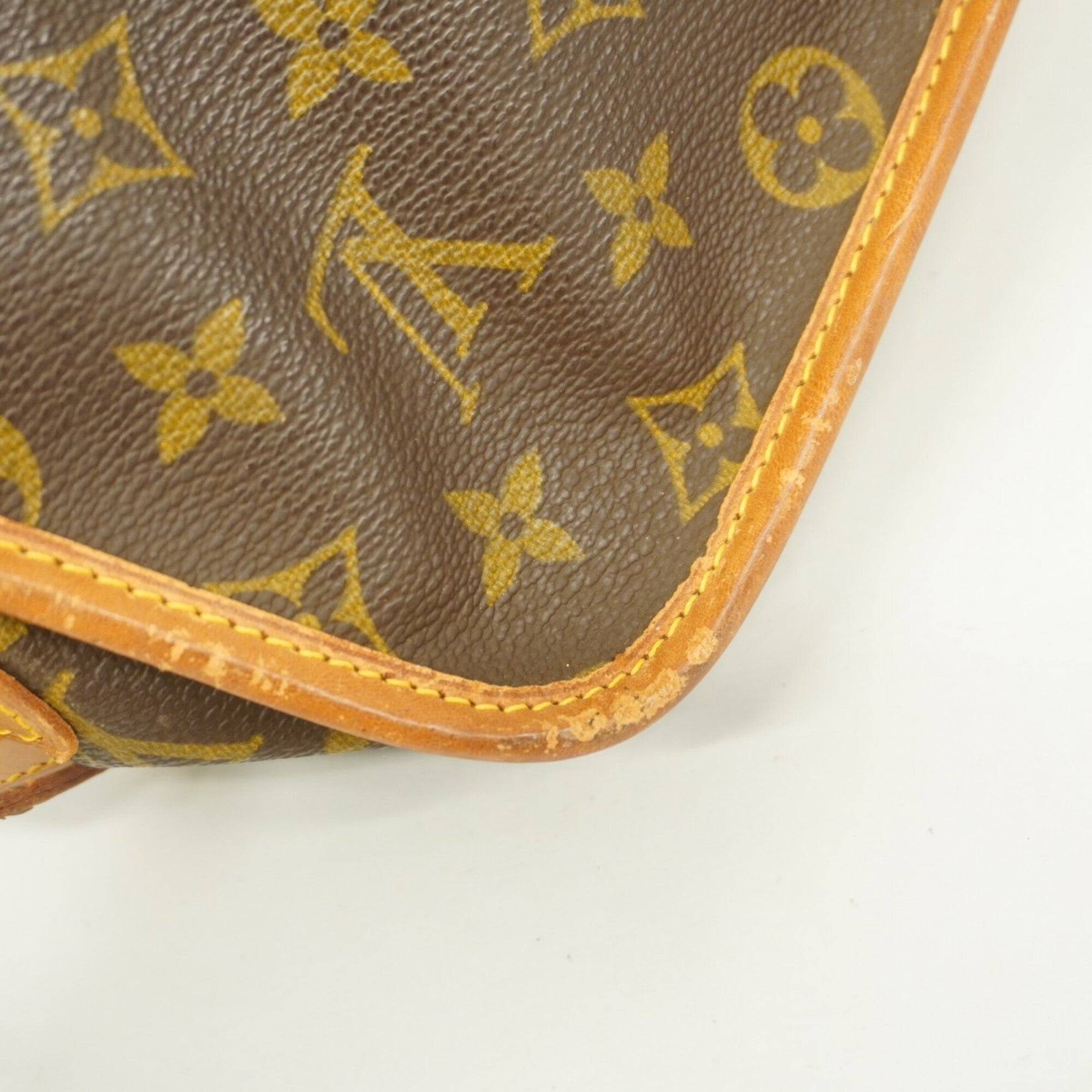 Louis Vuitton Brown Shoulder Bag (Pre-Owned)