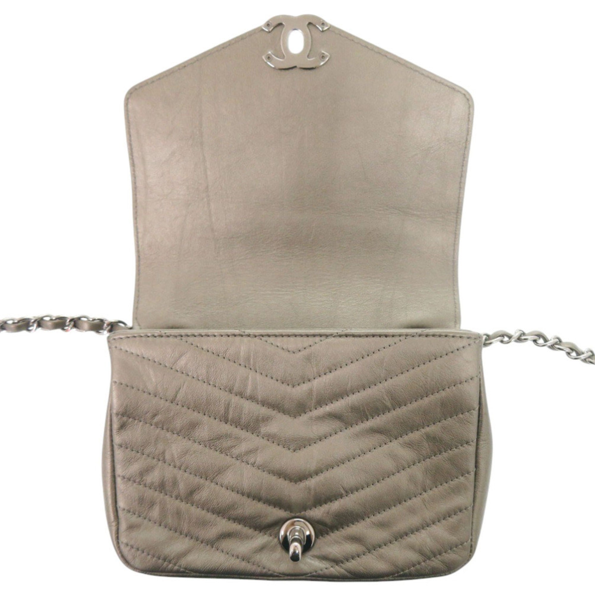 Chanel Gray Leather Shoulder Bag (Pre-Owned)