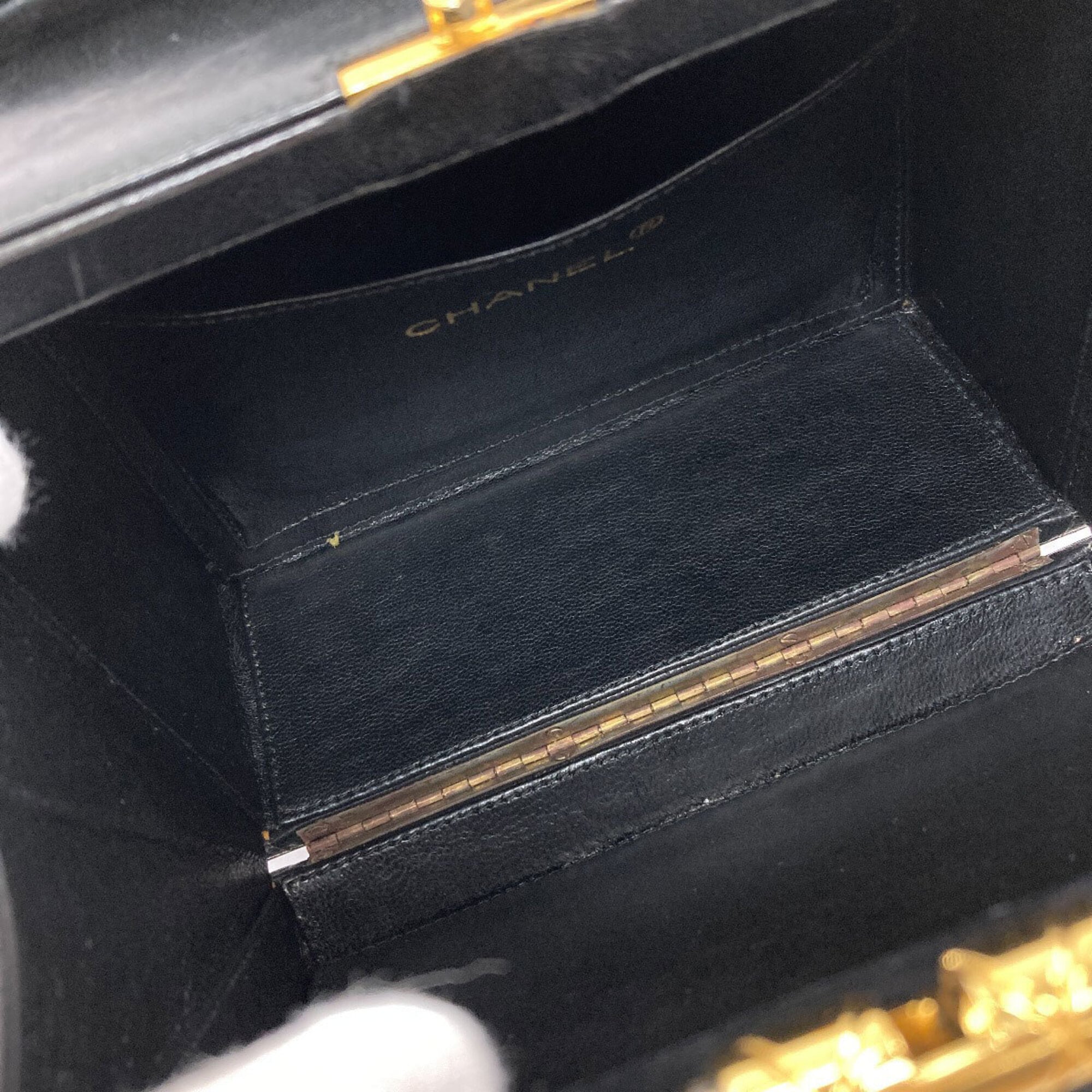 Chanel Black Leather Shoulder Bag (Pre-Owned)