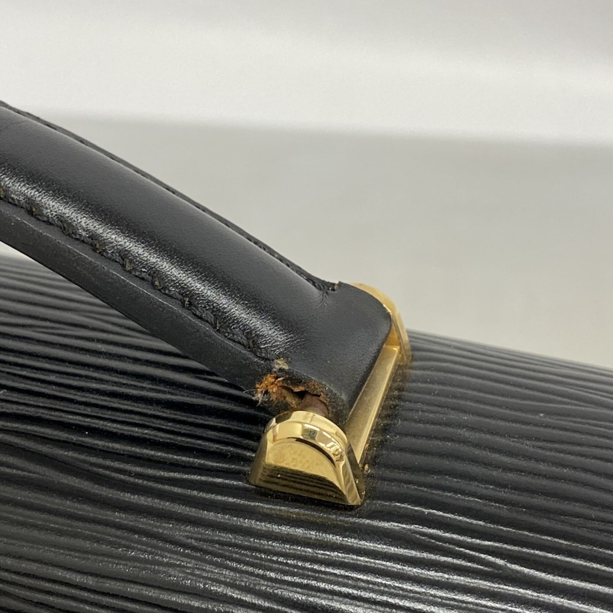 Louis Vuitton Noir Handbag (Pre-Owned)