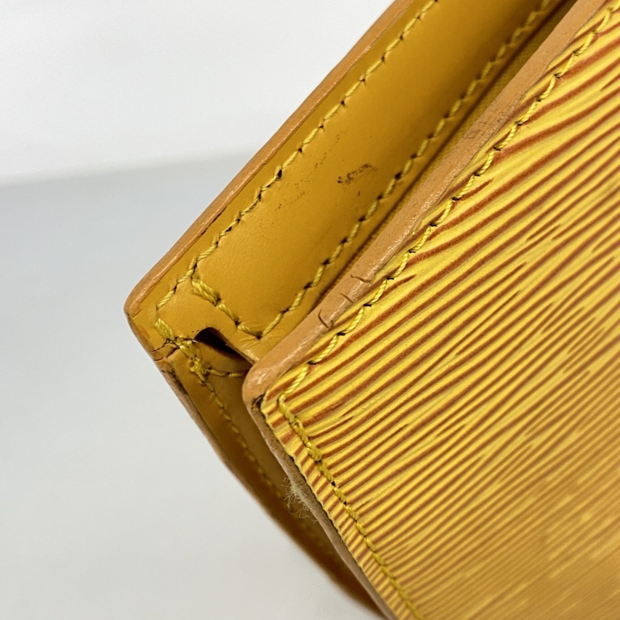 Louis Vuitton Jaune Handbag (Pre-Owned)