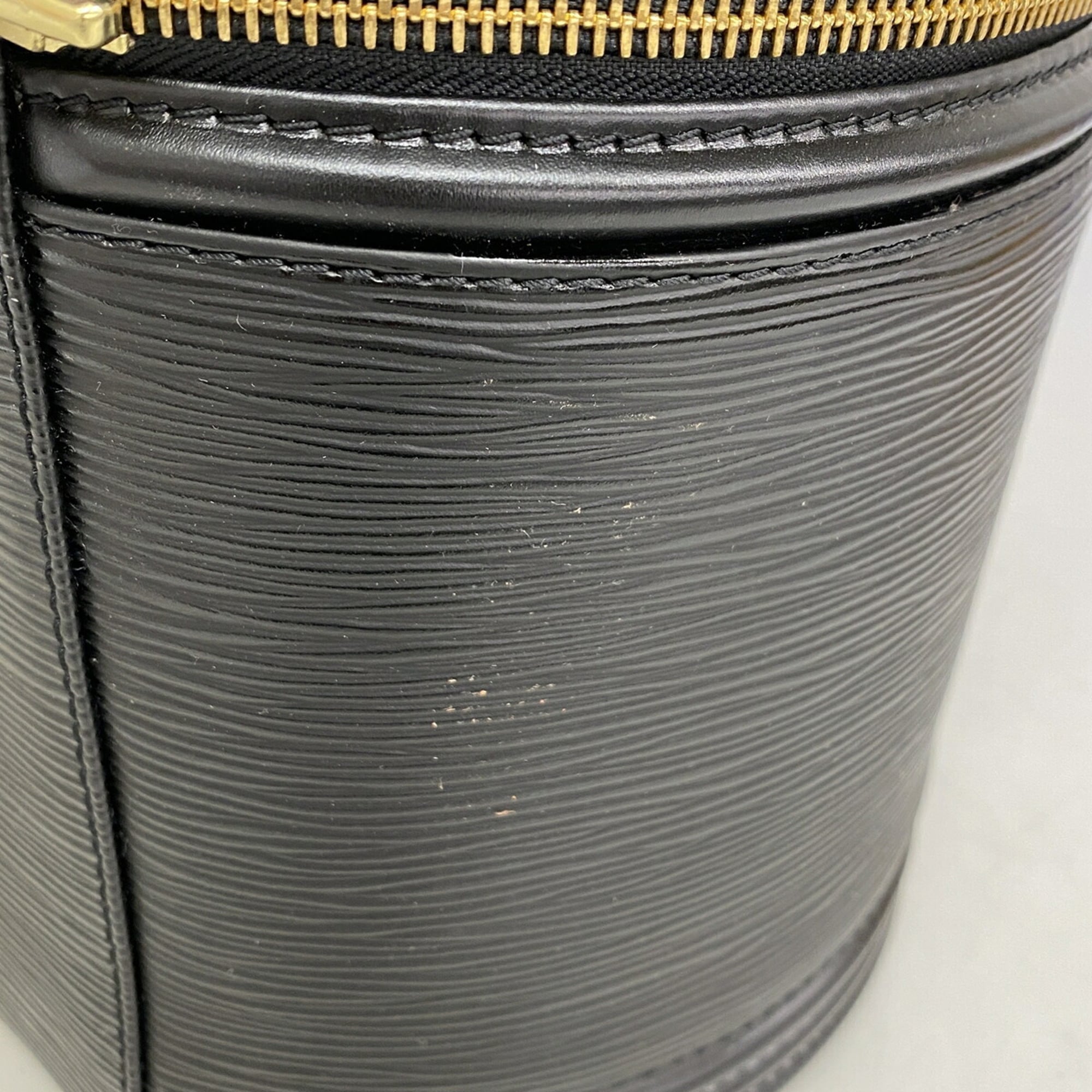Louis Vuitton Noir Handbag (Pre-Owned)