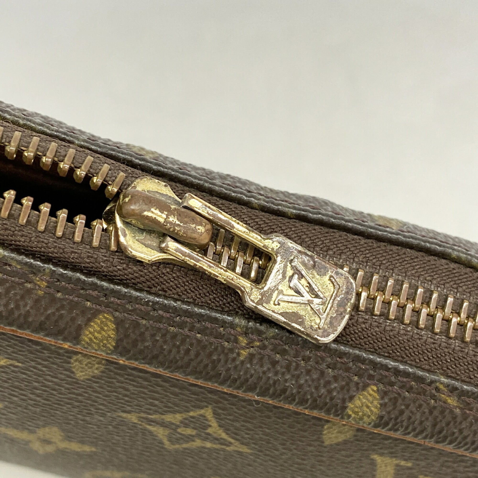 Louis Vuitton Brown Clutch Bag (Pre-Owned)