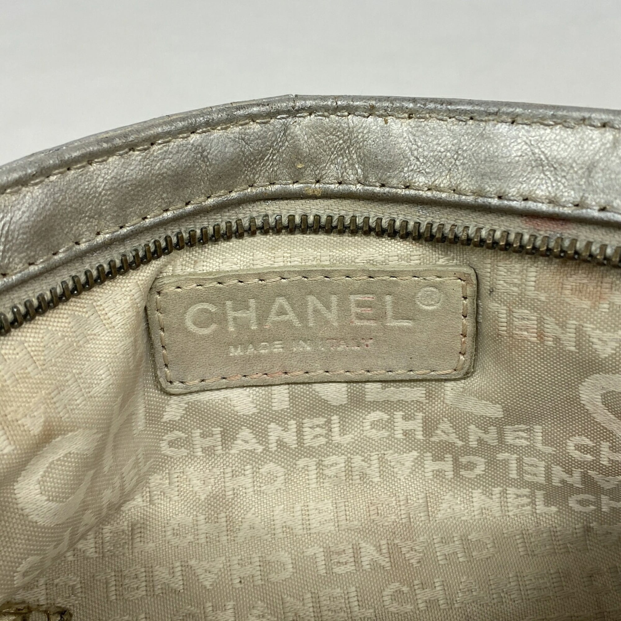 Chanel Silver Leather Pouch (Pre-Owned)