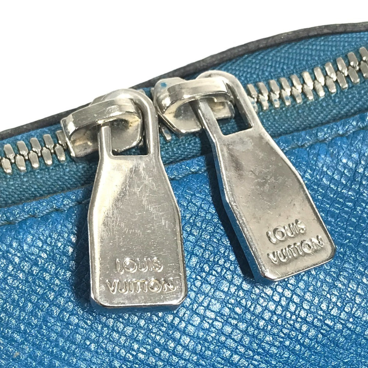 Louis Vuitton Blue Taiga Leather Messenger Bag Shoulder Bag (Pre-Owned)