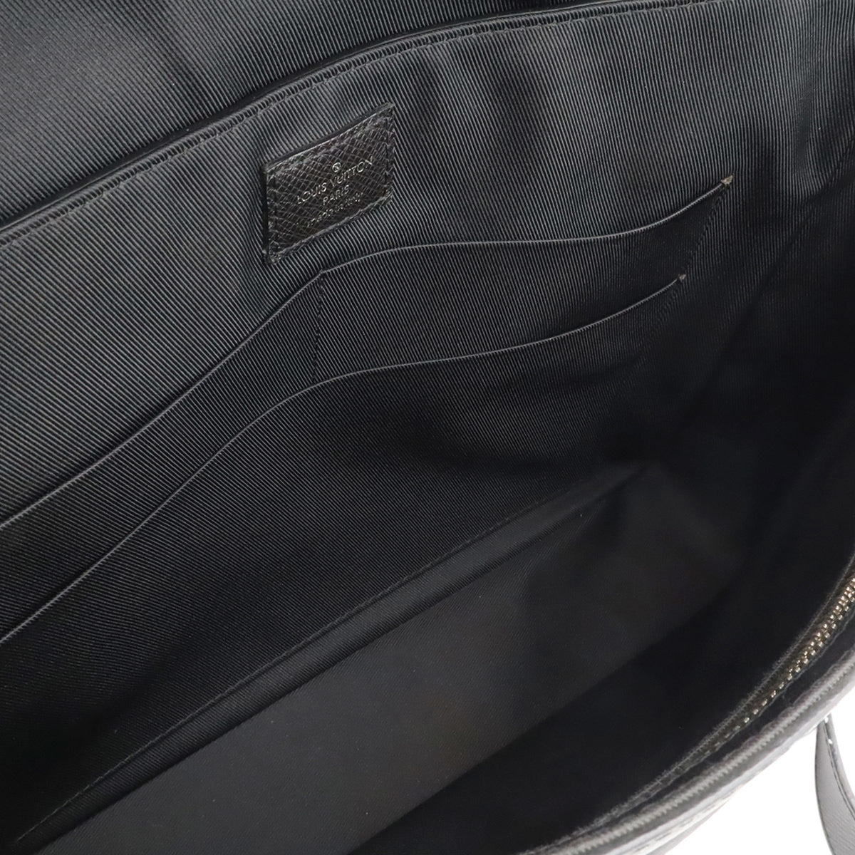 Louis Vuitton Taiga Black Noir Taiga Leather Handbag Shoulder Bag (Pre-Owned)