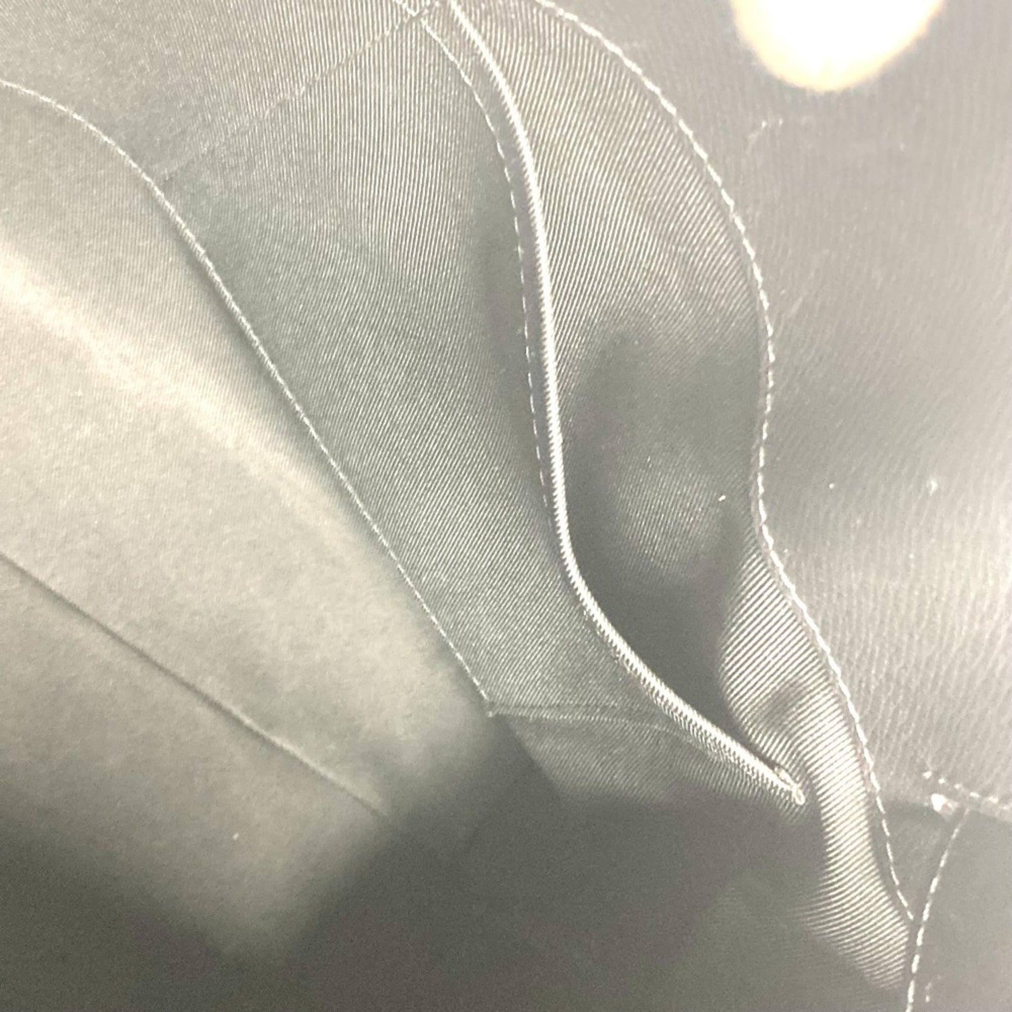 Louis Vuitton Black Taiga Leather Handbag Shoulder Bag (Pre-Owned)