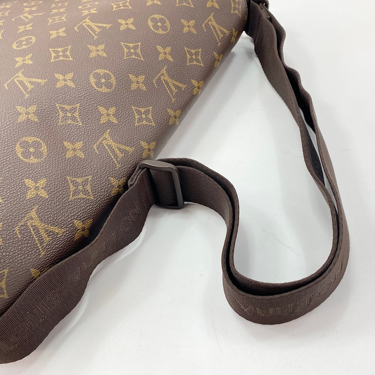 Louis Vuitton Brown Shoulder Bag (Pre-Owned)