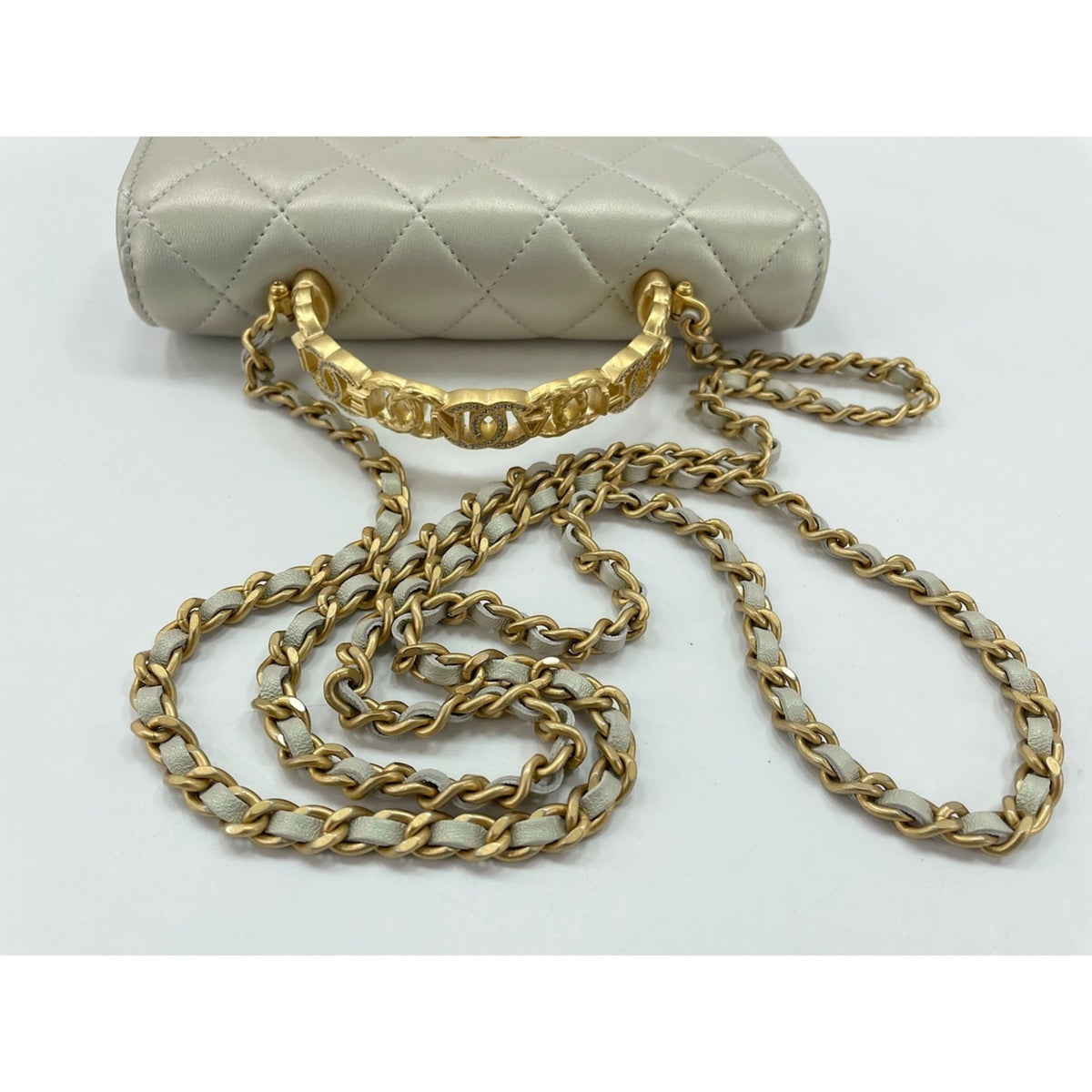 Chanel Matelasse White Handbag (Pre-Owned)