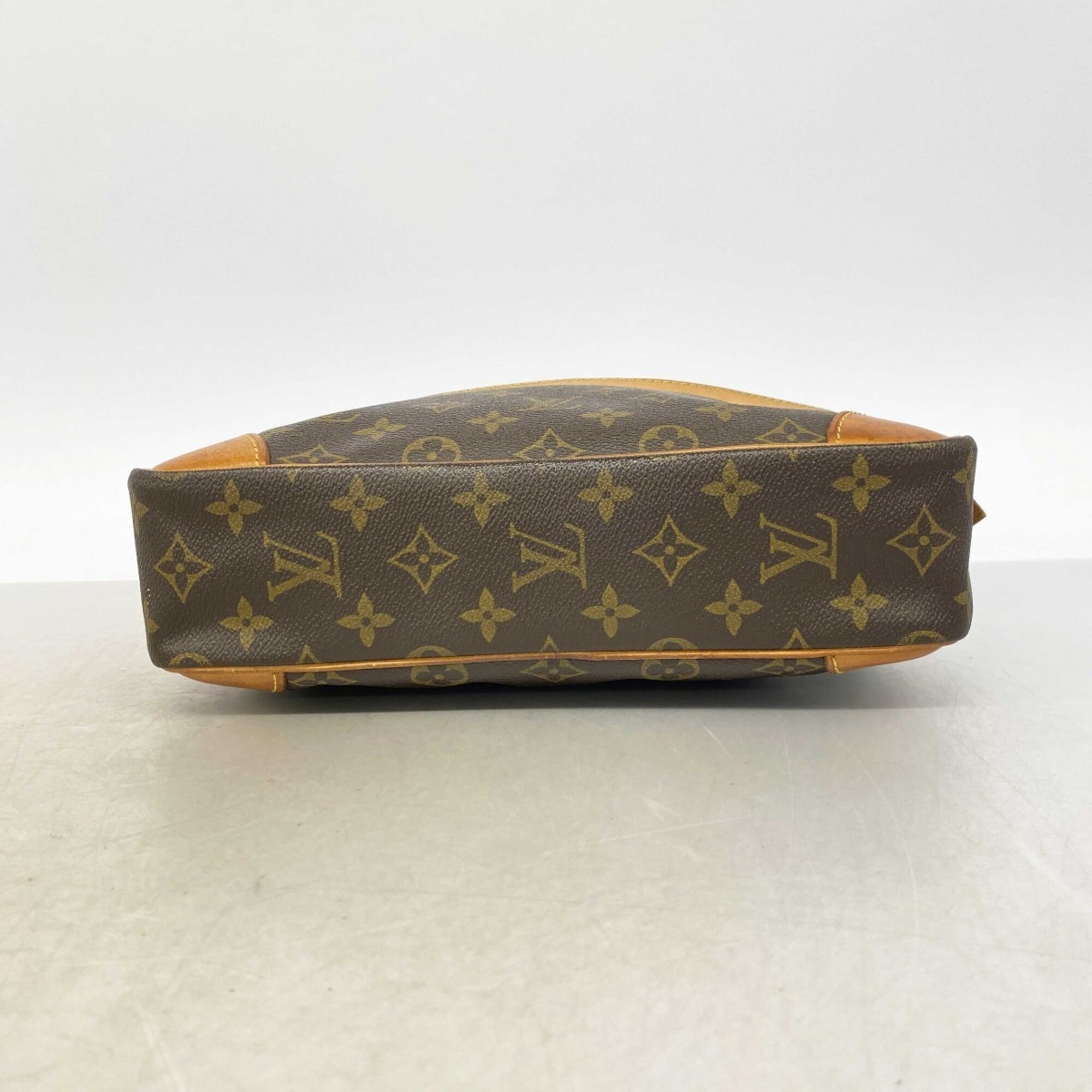 Louis Vuitton Brown Clutch Bag (Pre-Owned)