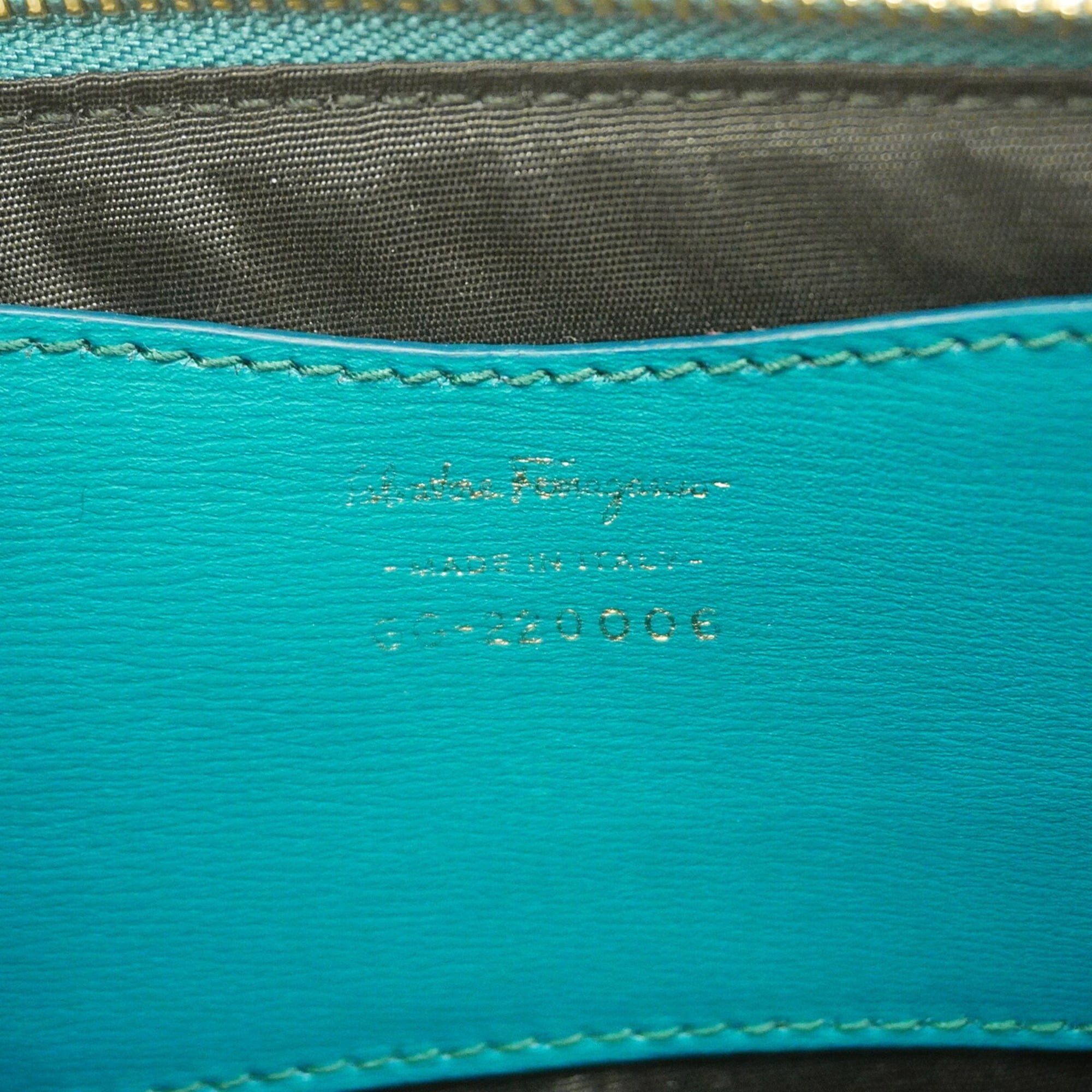 Salvatore Ferragamo Green Leather Clutch Bag (Pre-Owned)