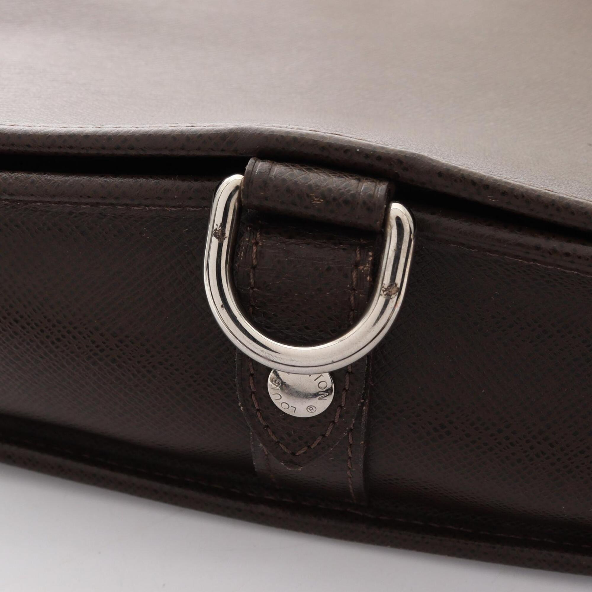 Louis Vuitton Brown Grizzly Taiga Leather Shoulder Bag (Pre-Owned)
