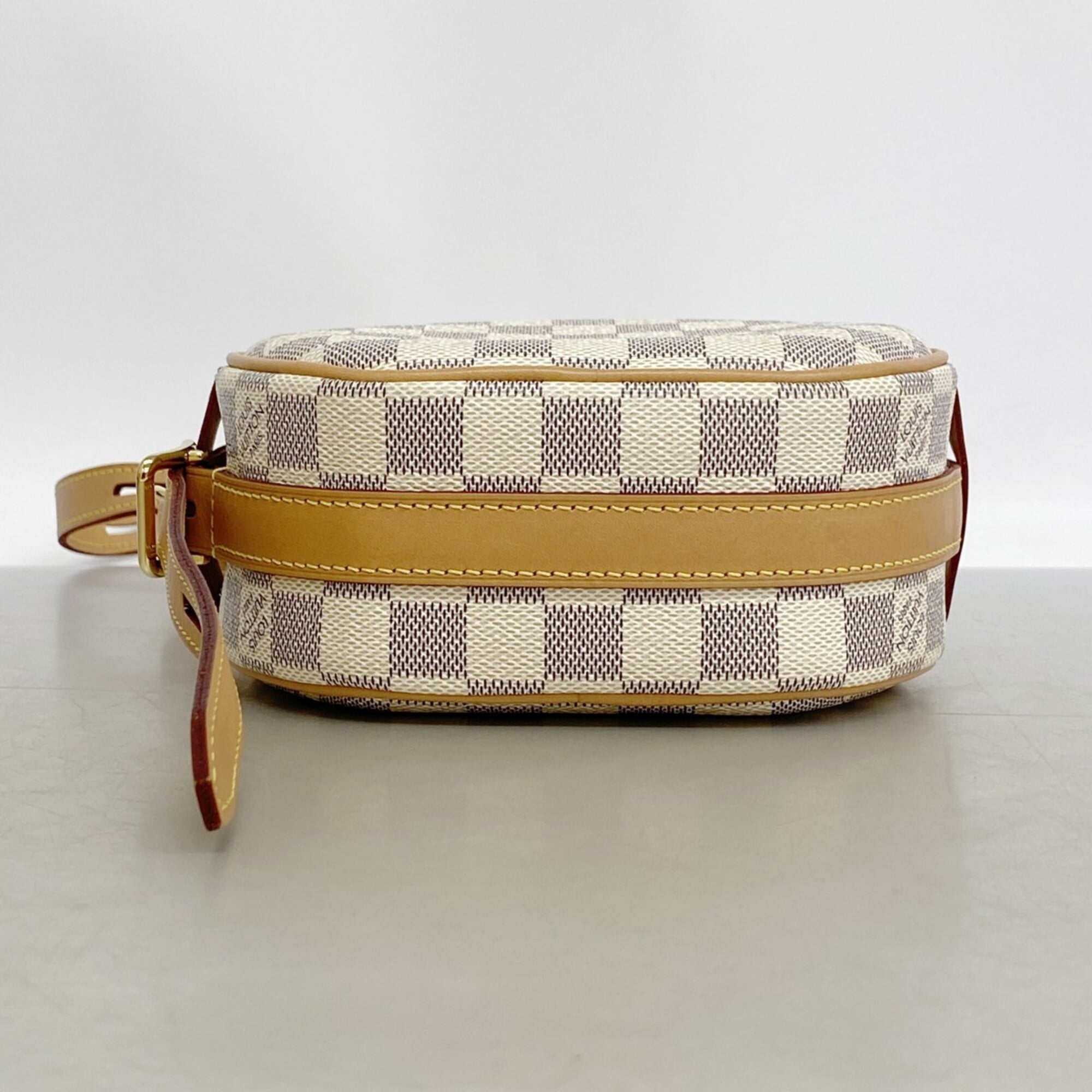 Louis Vuitton White Shoulder Bag (Pre-Owned)