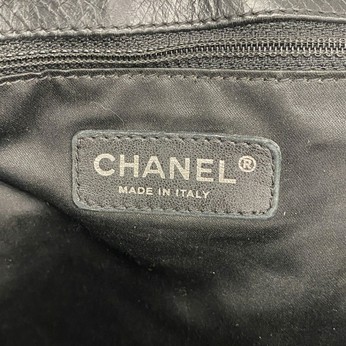 Chanel Black Leather Shoulder Bag (Pre-Owned)