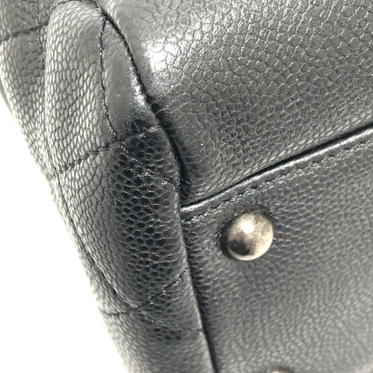 Chanel Black Leather Shoulder Bag (Pre-Owned)