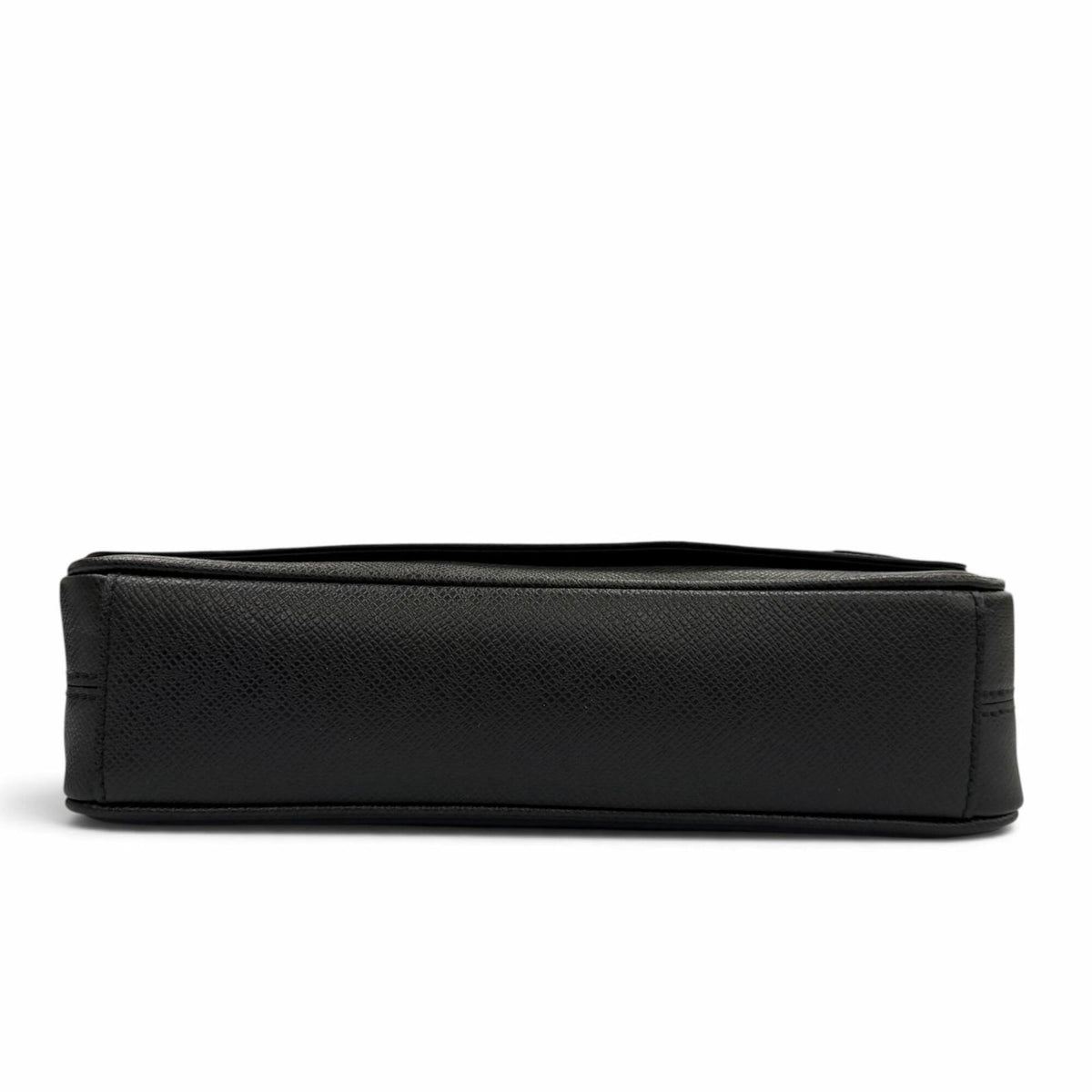 Louis Vuitton Black Taiga Leather Shoulder Bag (Pre-Owned)