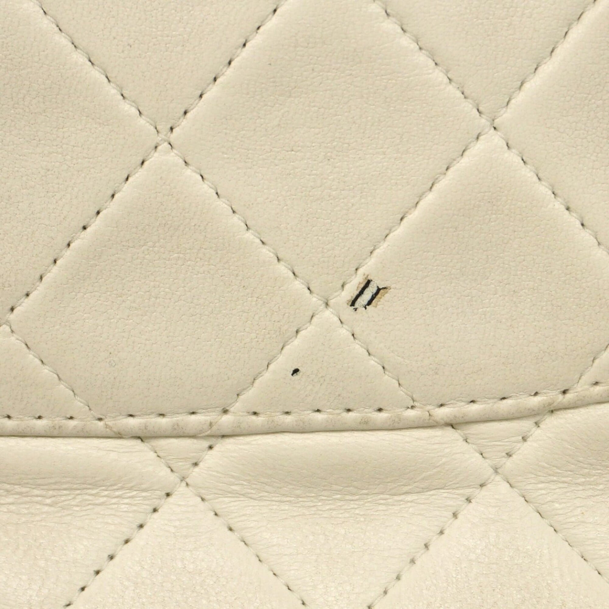 Chanel White Leather Shoulder Bag (Pre-Owned)