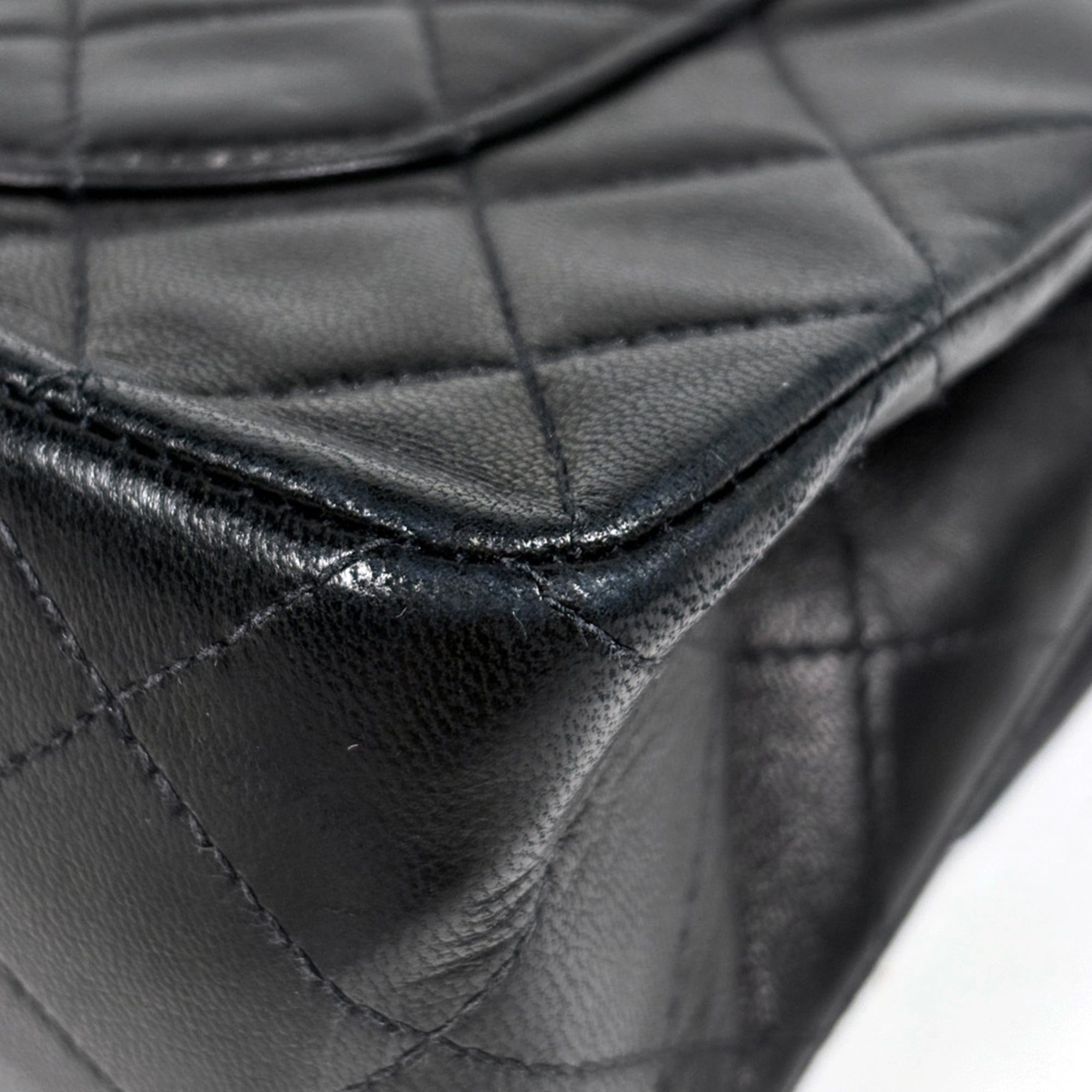 Chanel Black Leather Shoulder Bag (Pre-Owned)