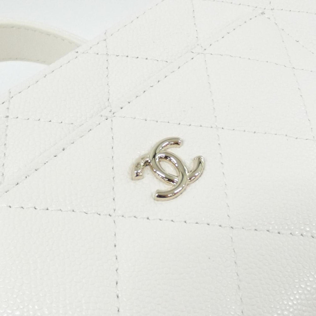 Chanel White Grained Calfskin Handbag (Pre-Owned)