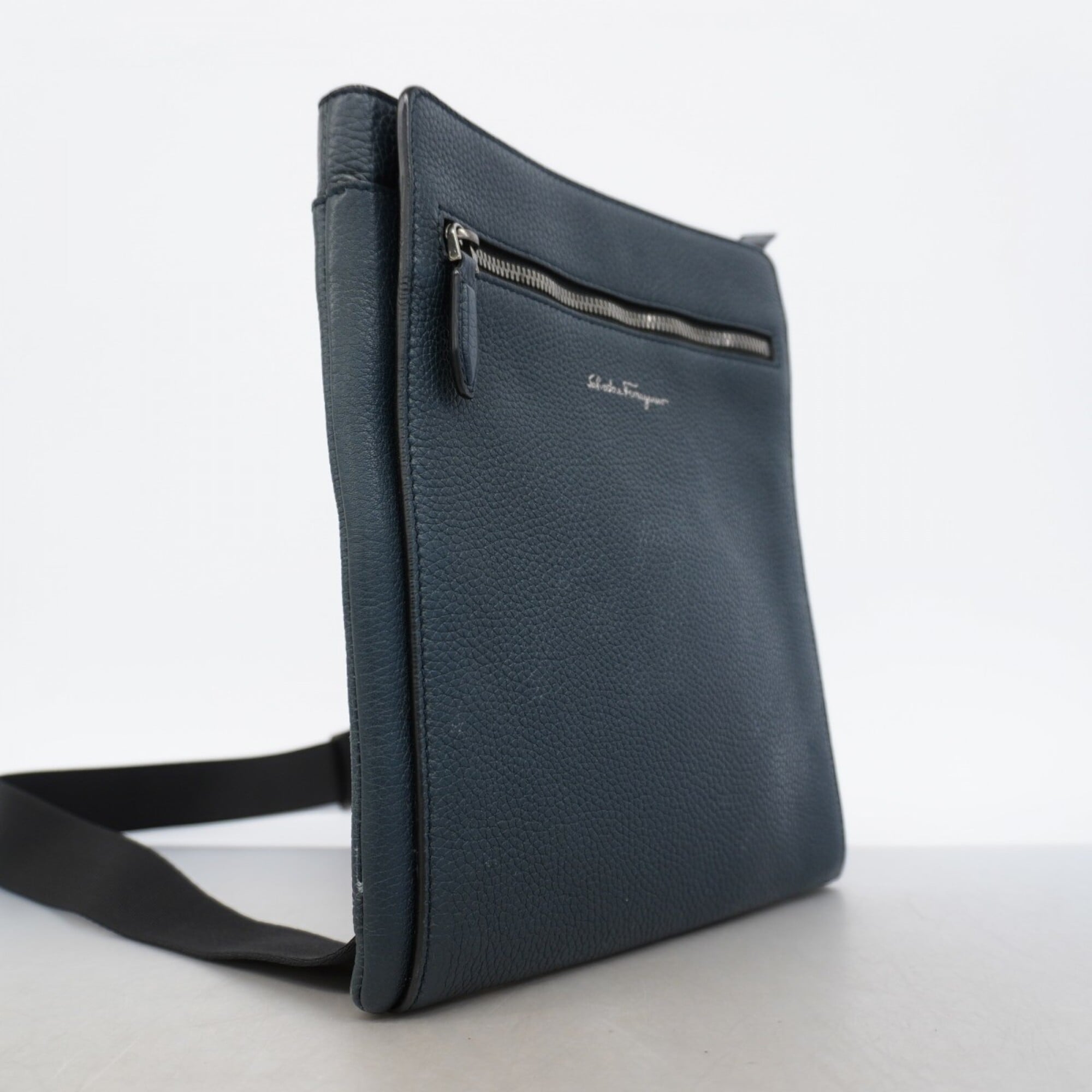 Salvatore Ferragamo Navy Leather Shoulder Bag (Pre-Owned)