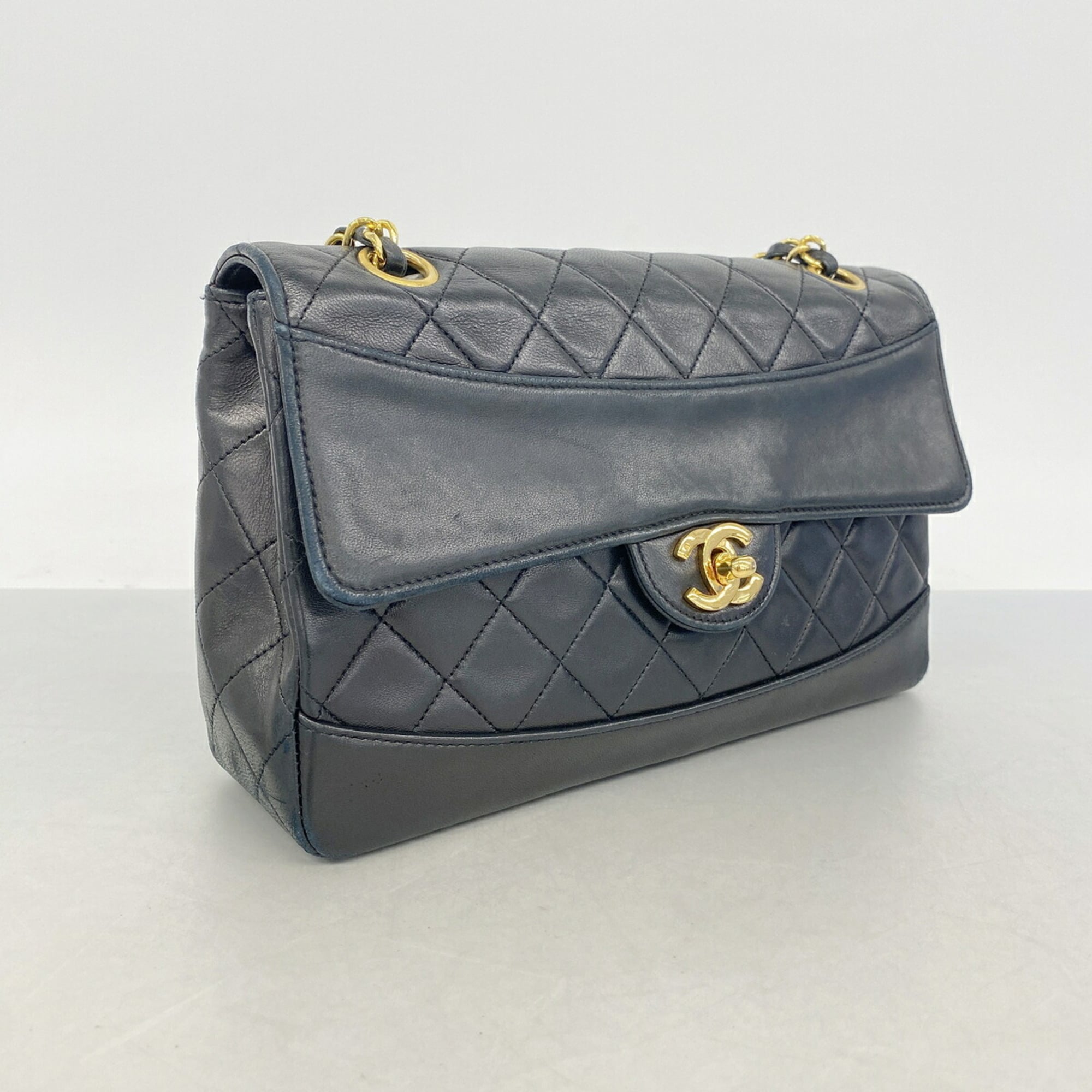 Chanel Black Leather Shoulder Bag (Pre-Owned)