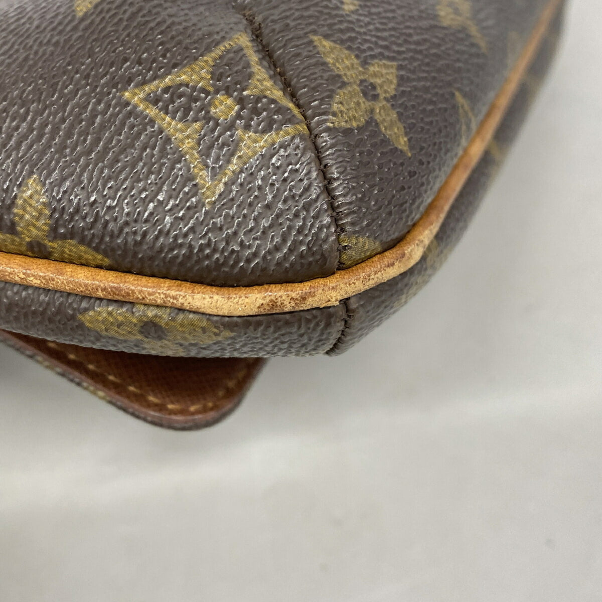 Louis Vuitton Brown Shoulder Bag (Pre-Owned)
