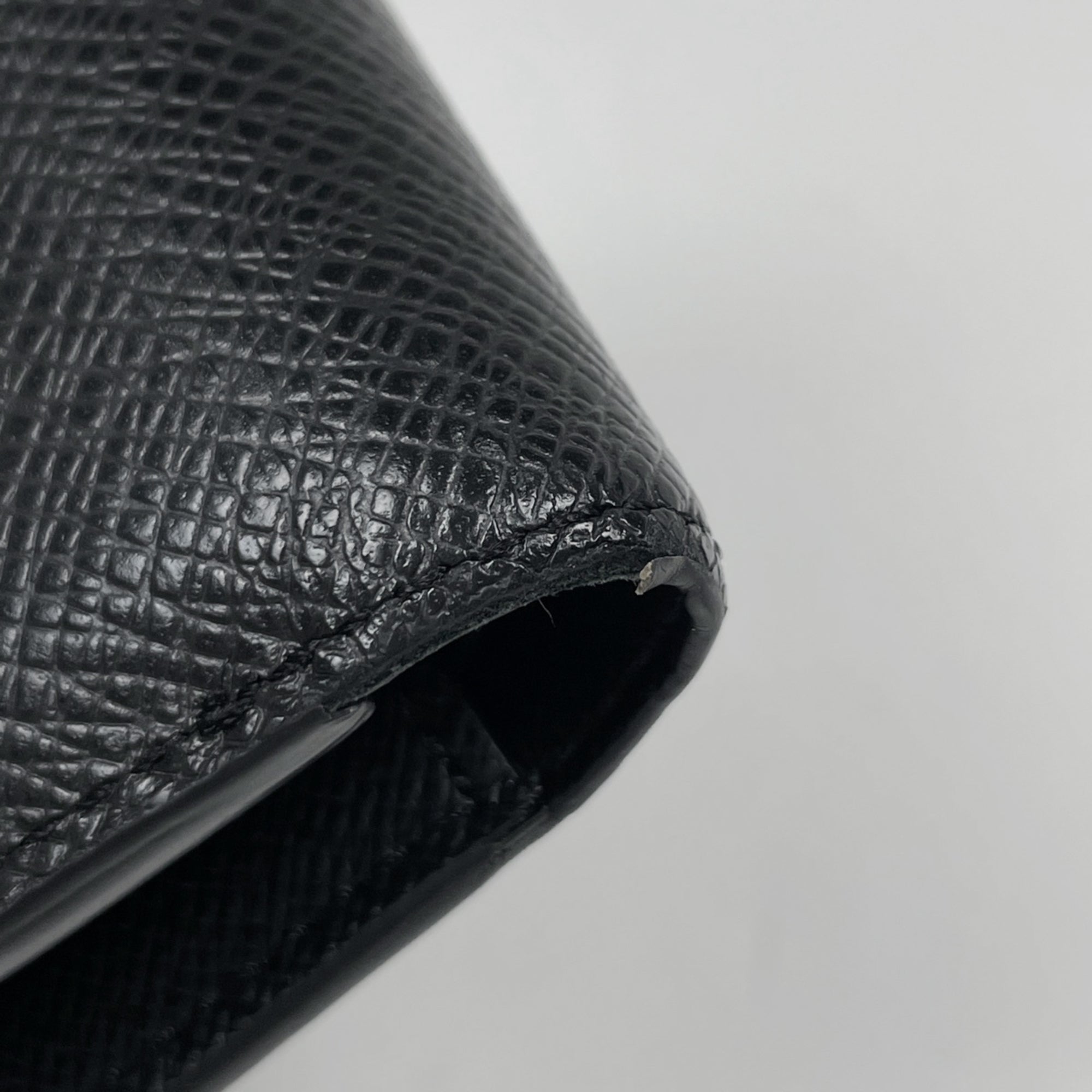 Louis Vuitton Taiga Black Noir Taiga Leather Wallet (Bi-Fold) (Pre-Owned)