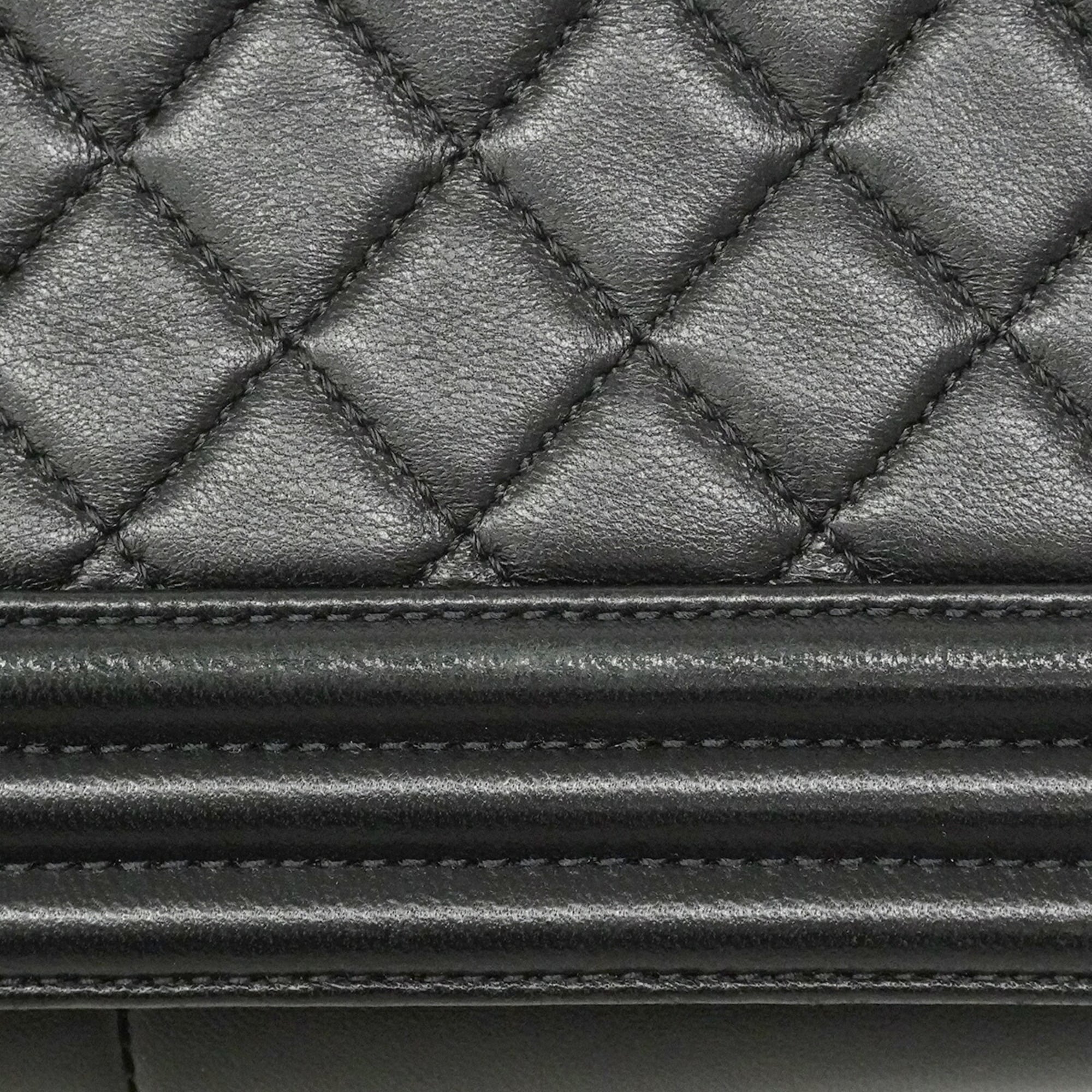 Chanel Black Leather Shoulder Bag (Pre-Owned)