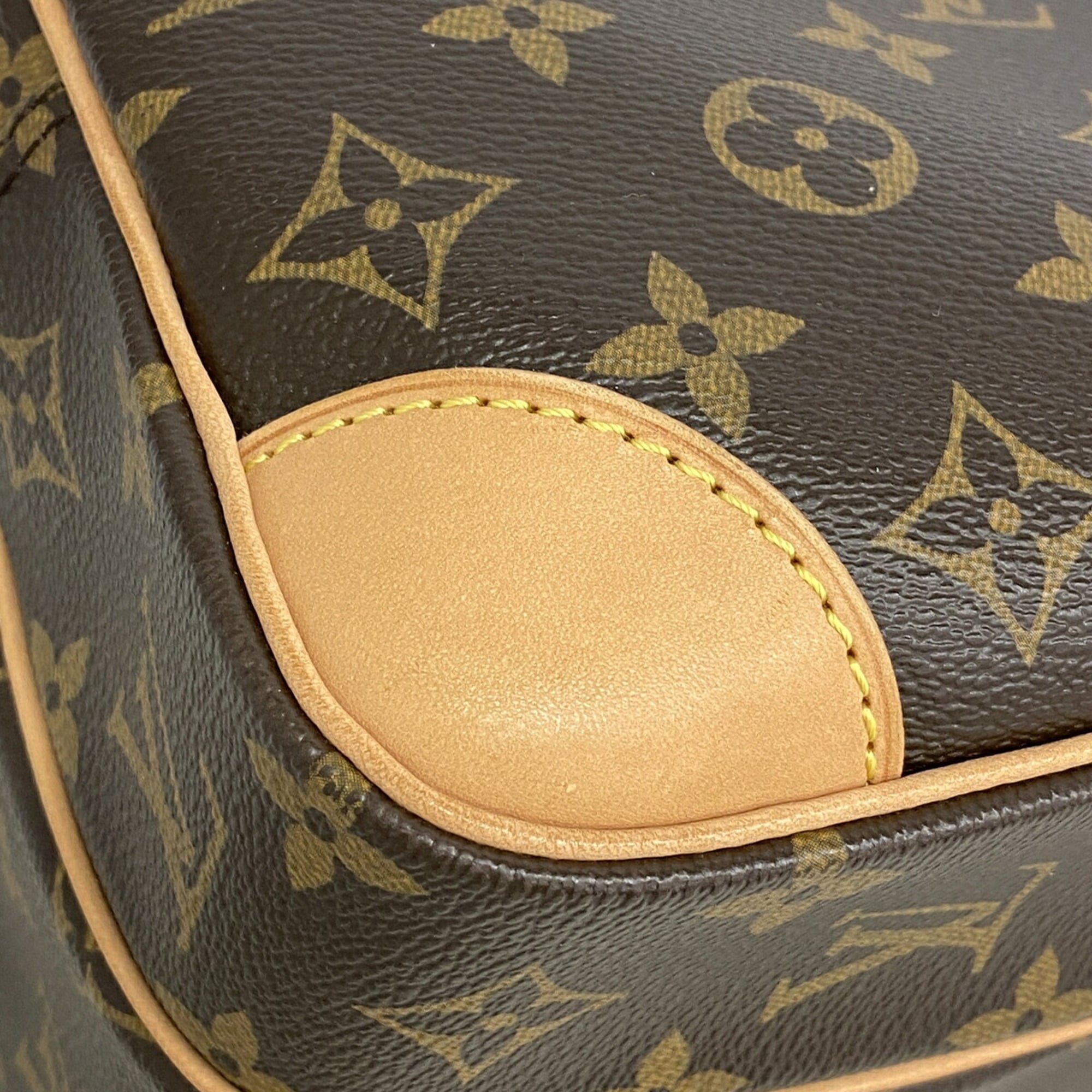 Louis Vuitton Brown Shoulder Bag (Pre-Owned)