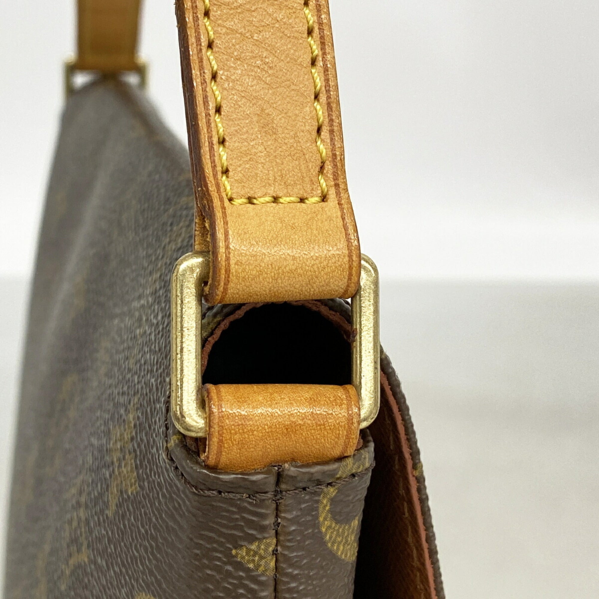 Louis Vuitton Brown Shoulder Bag (Pre-Owned)