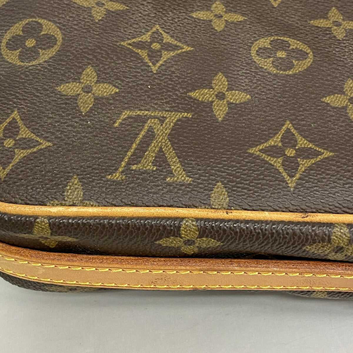 Louis Vuitton Brown Shoulder Bag (Pre-Owned)