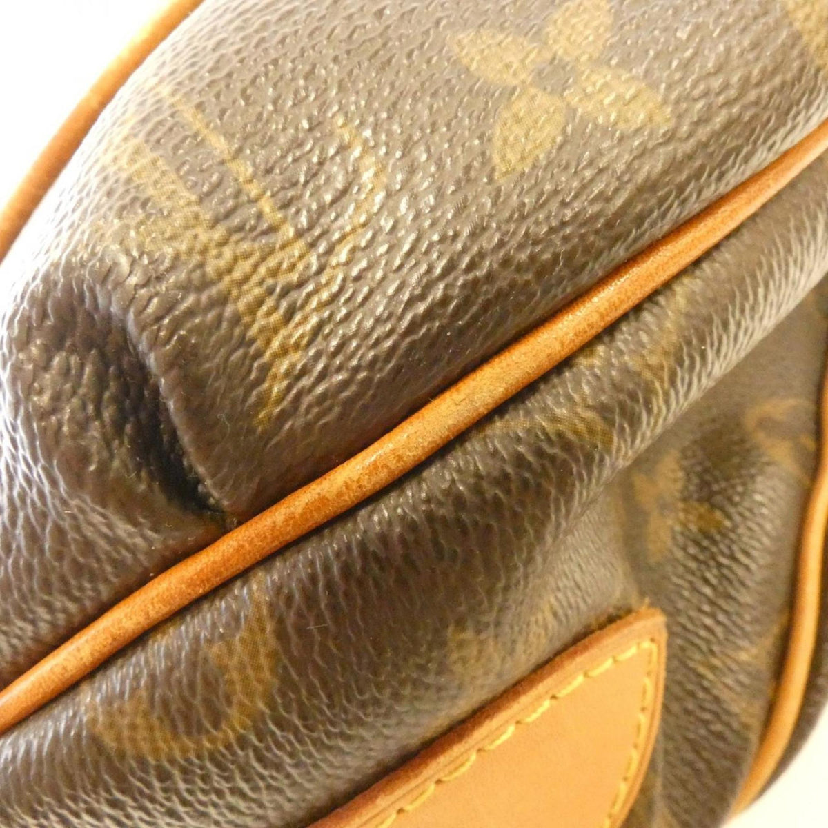 Louis Vuitton Marron Coated Canvas Shoulder Bag (Pre-Owned)