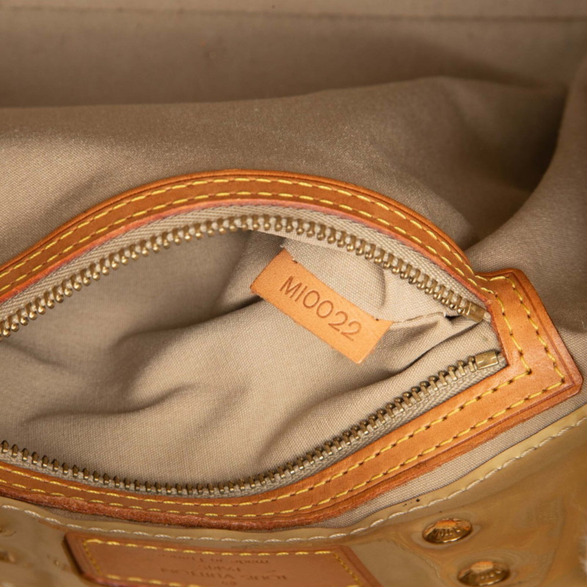 Louis Vuitton Beige Patent Leather Handbag (Pre-Owned)