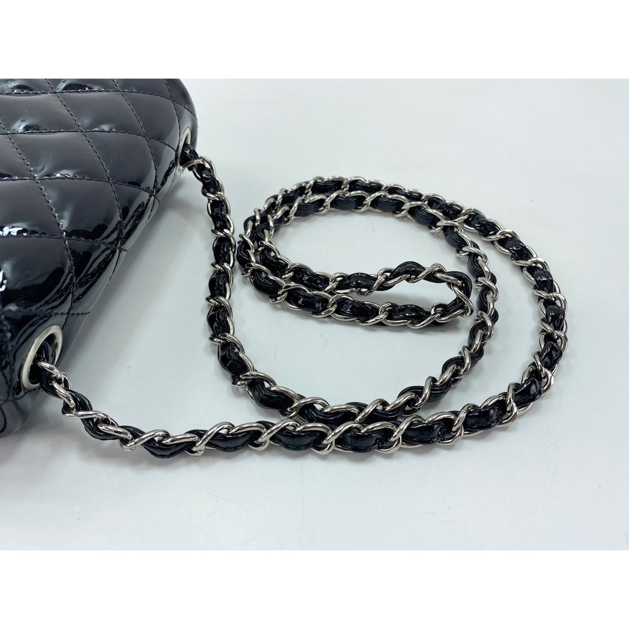 Chanel Black Shoulder Bag (Pre-Owned)