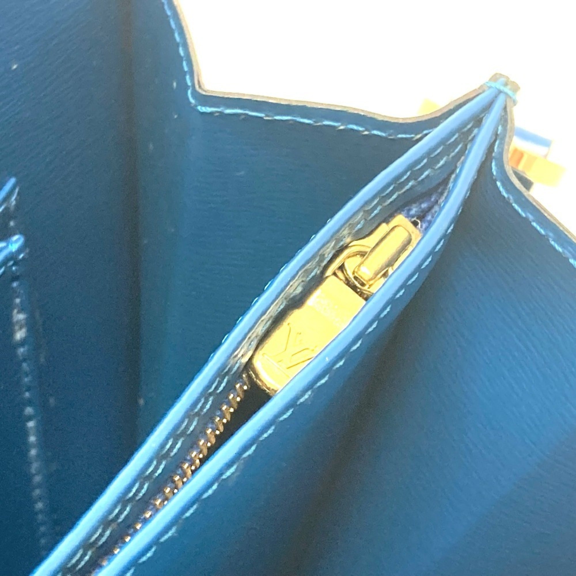 Louis Vuitton Blue Epi Leather Pochette Shoulder Bag (Pre-Owned)