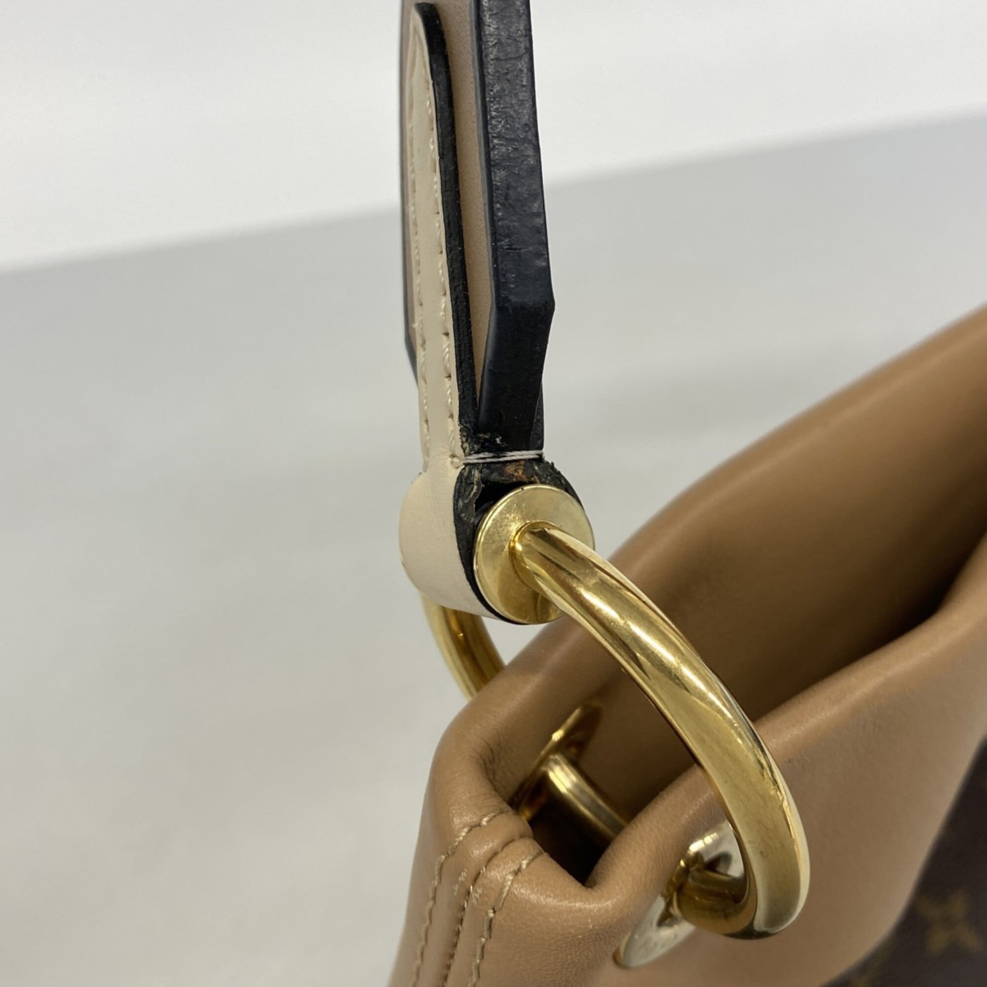 Louis Vuitton Cream Peche Shoulder Bag (Pre-Owned)