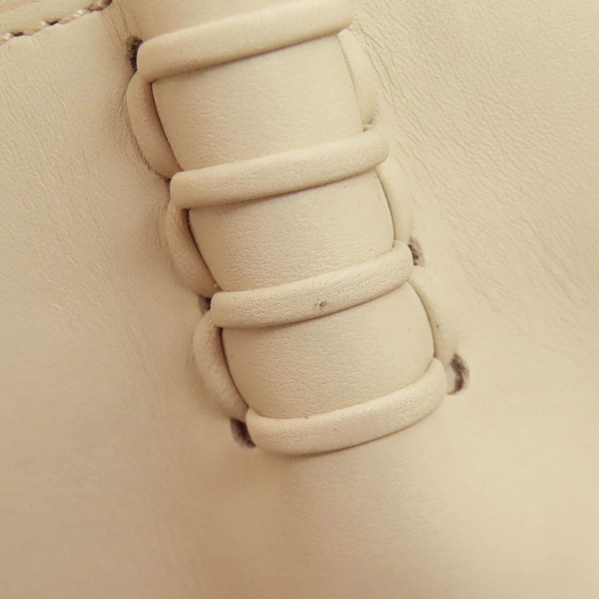 Tod's Ivory Leather Handbag (Pre-Owned)
