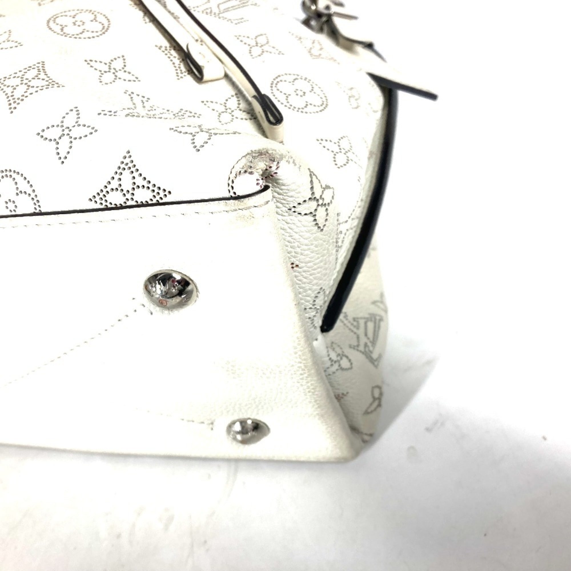 Louis Vuitton Blanc White Mahina Leather Handbag Shoulder Bag (Pre-Owned)